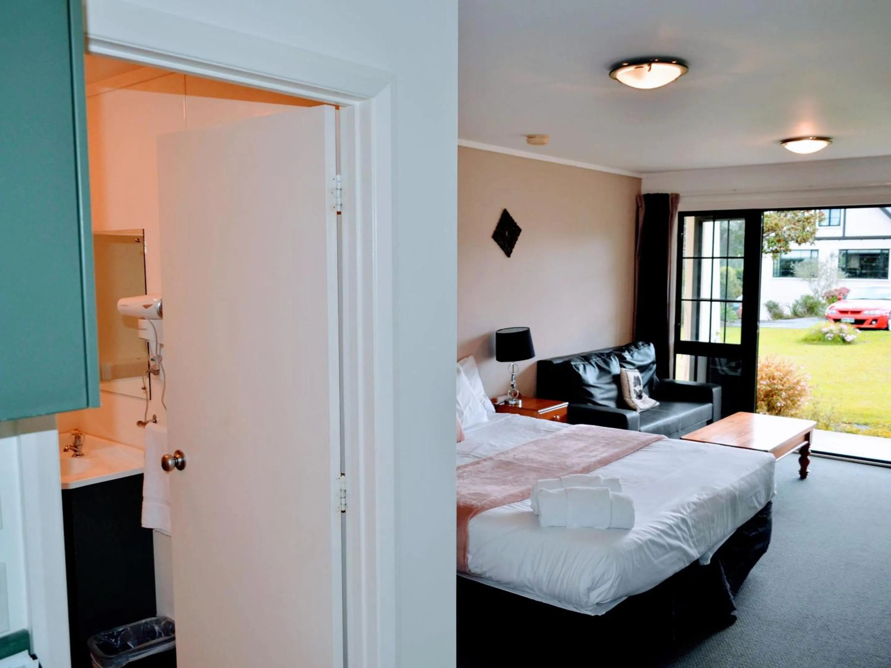 Bathroom, Bed in Salty Dog Inn