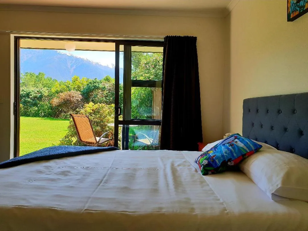 Mountain view, Bed in Te Mahuru Retreat