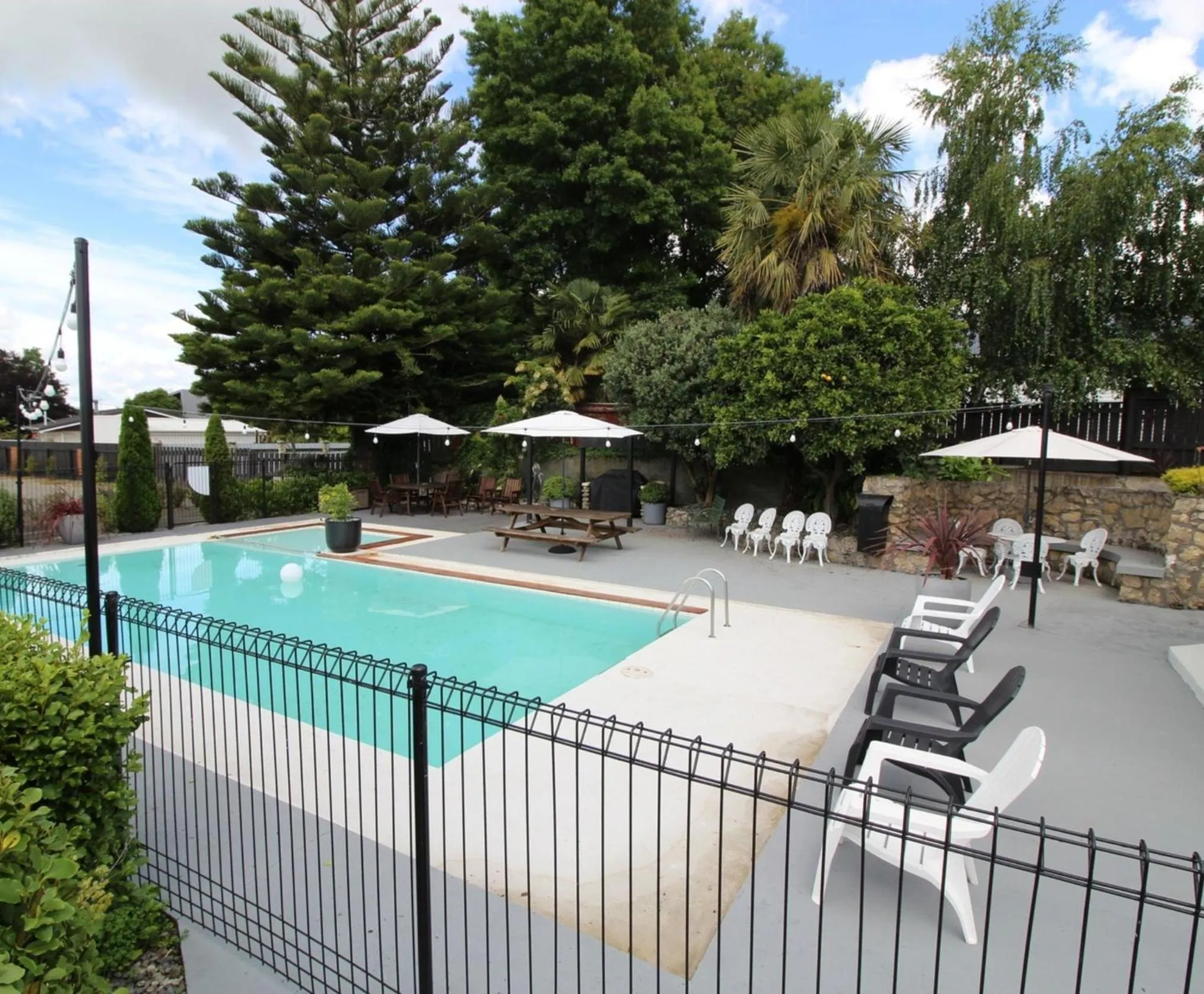 Swimming pool in Amble Inn Motel