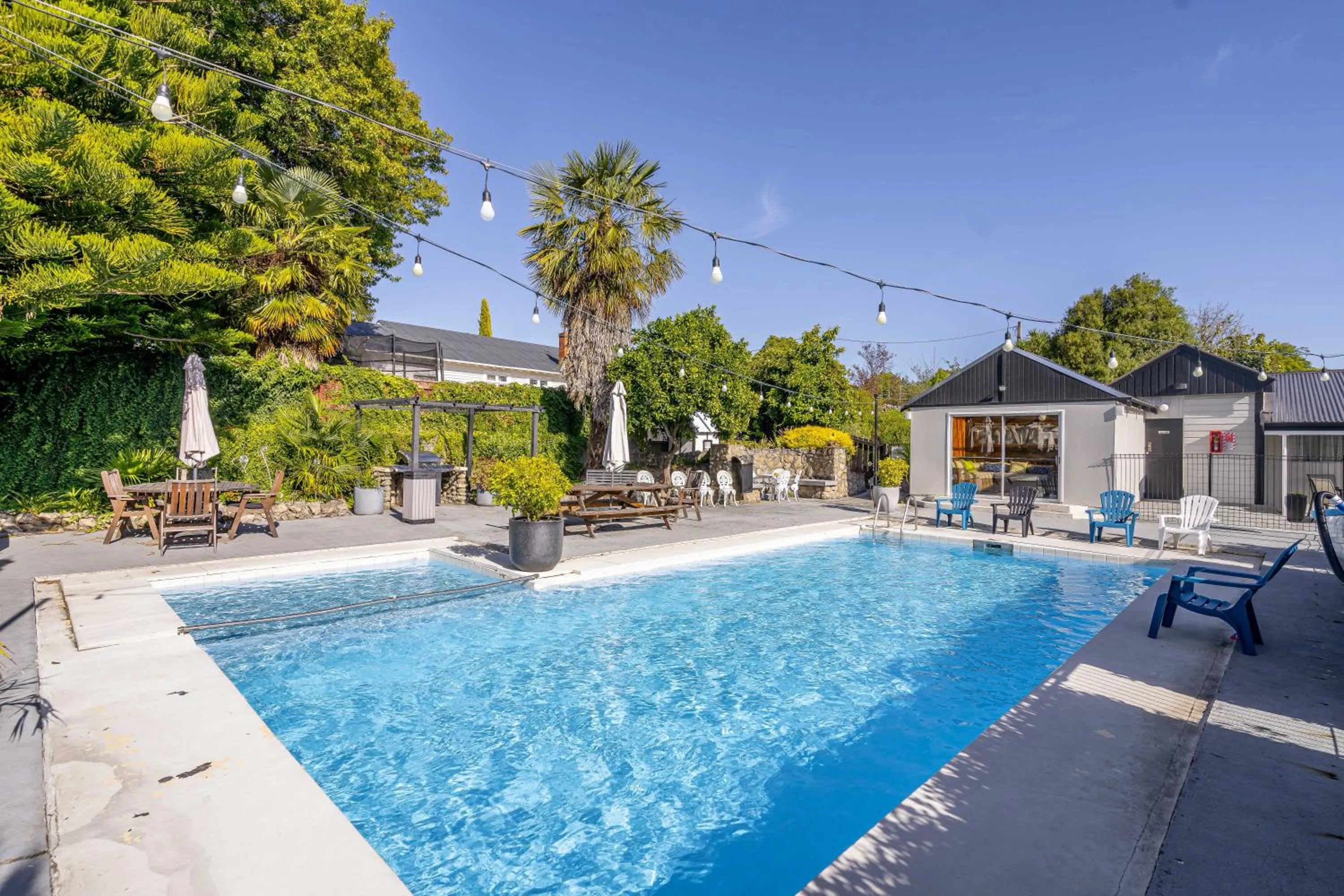 Swimming pool in Amble Inn Motel