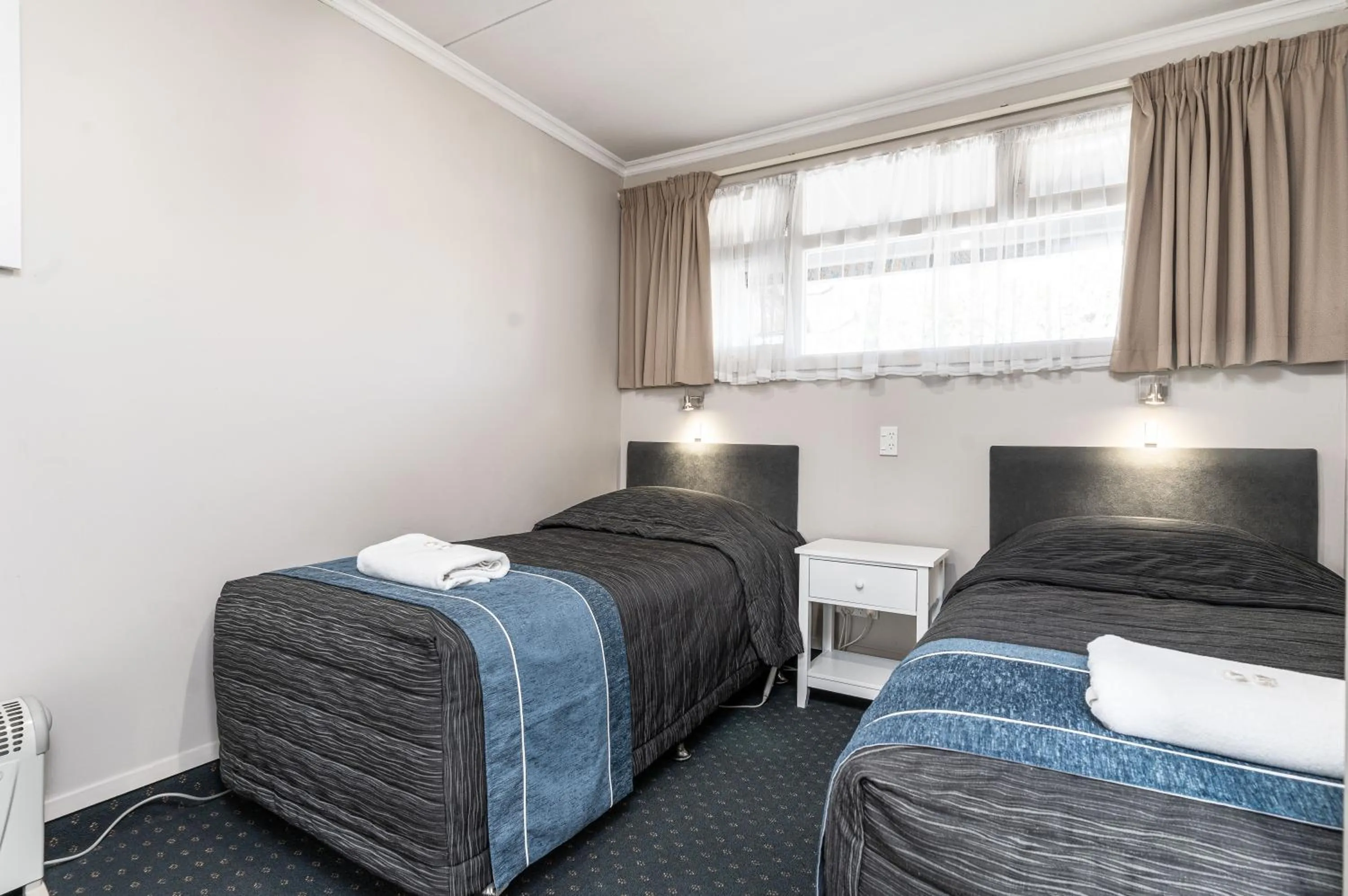 Bed in Amble Inn Motel