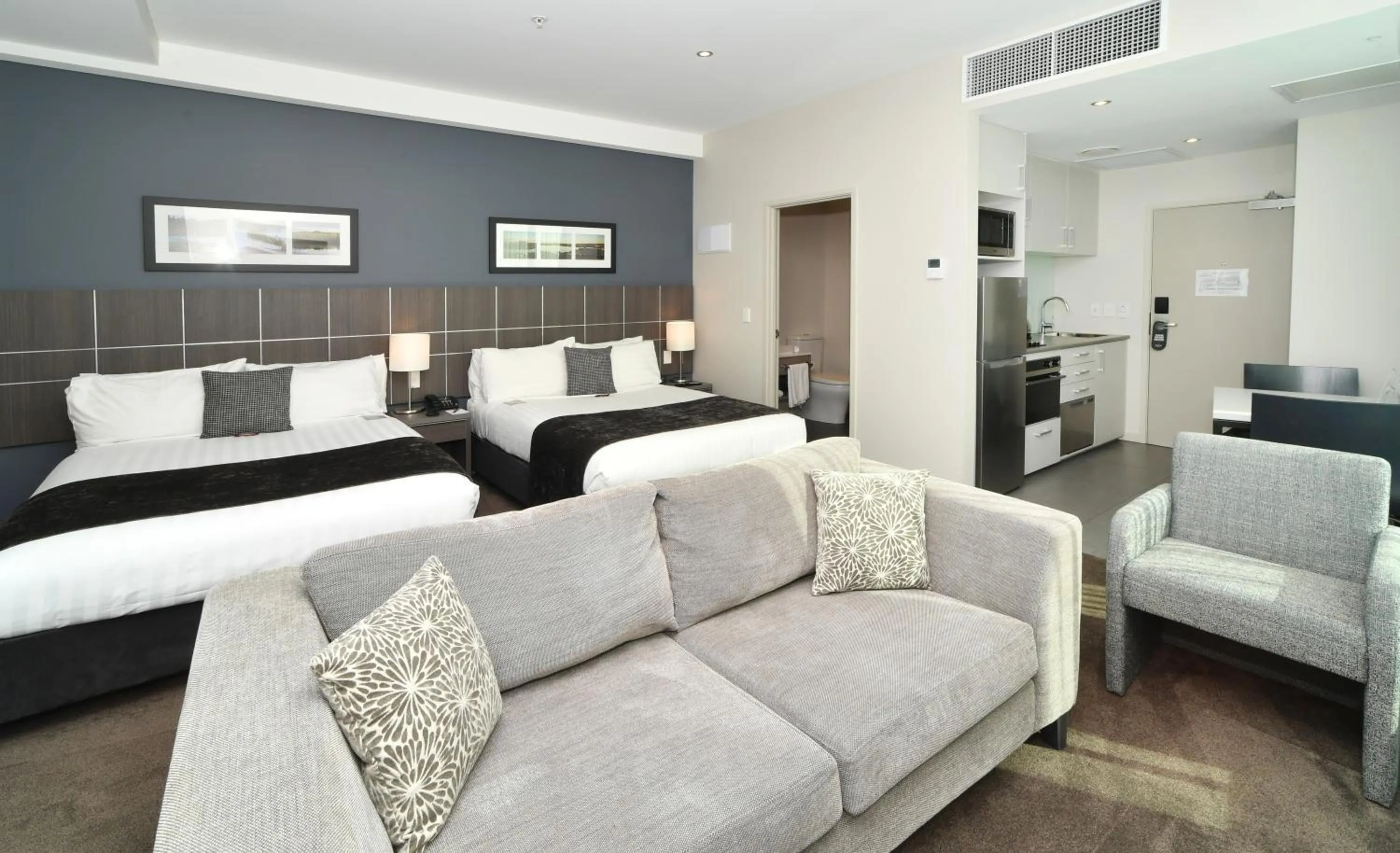 Photo of the whole room, Bed in Quest Highbrook