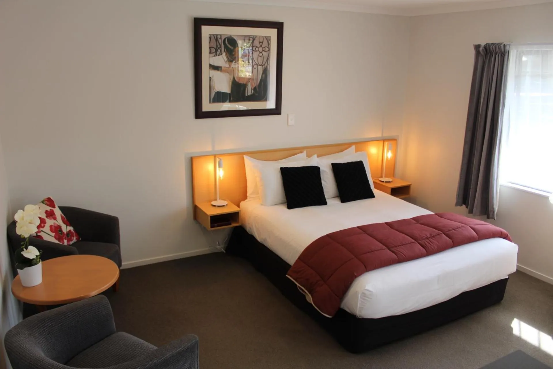 Bed in ASURE Kaimai View Motel