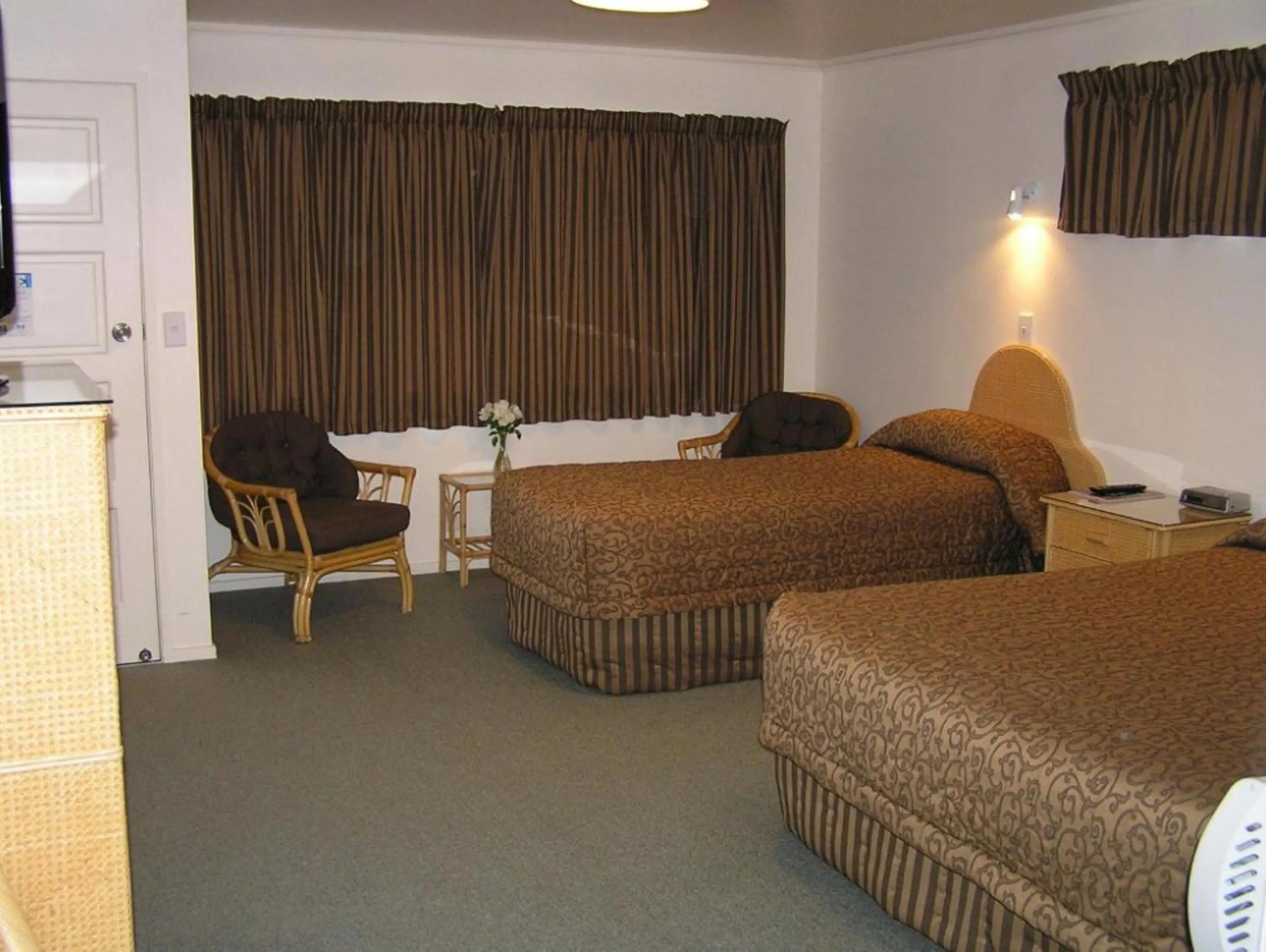 Photo of the whole room in Coachman Motel