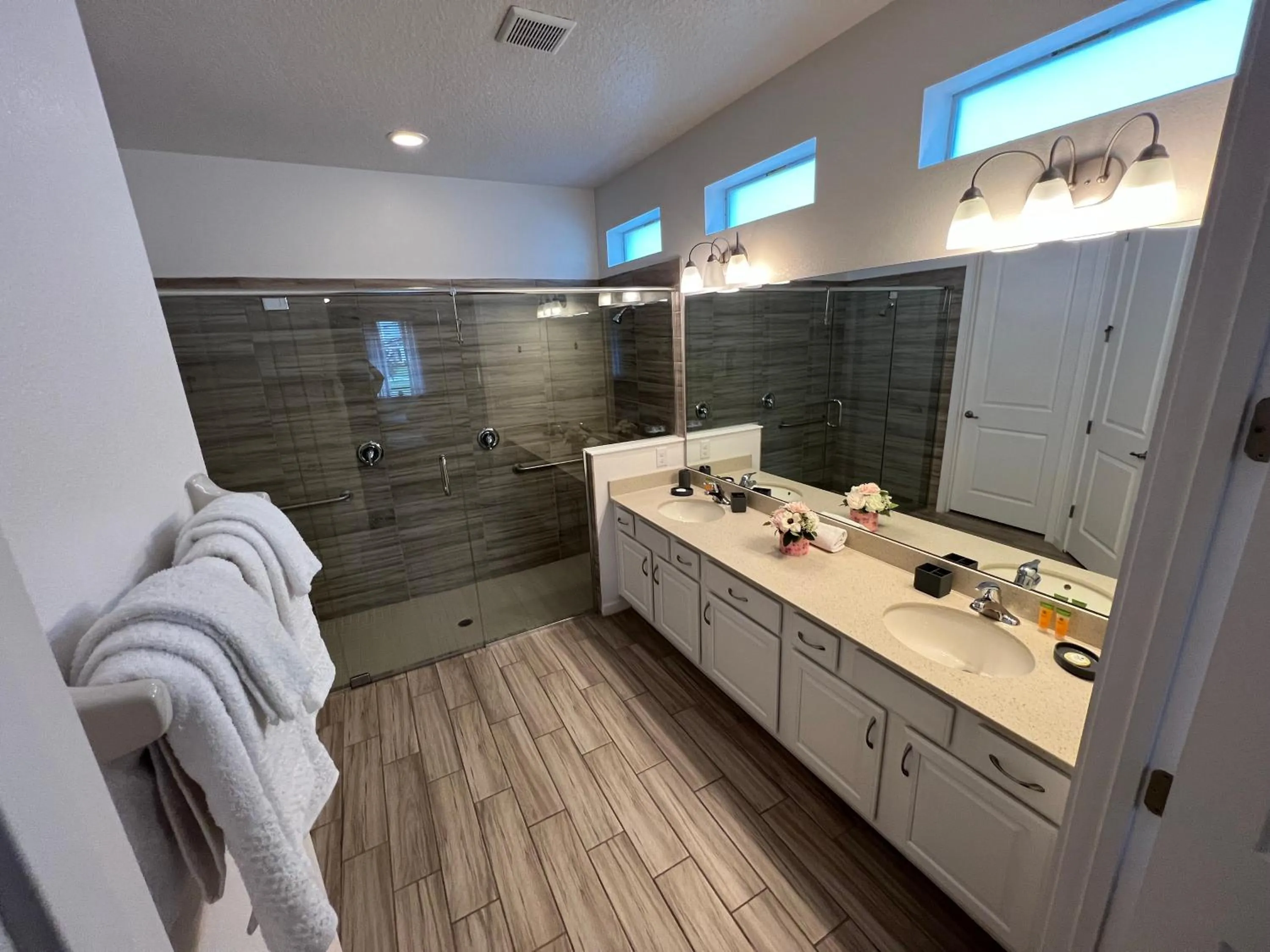 Bathroom in 3840 Supreme Villa 6Bd Private Pool and Game Room