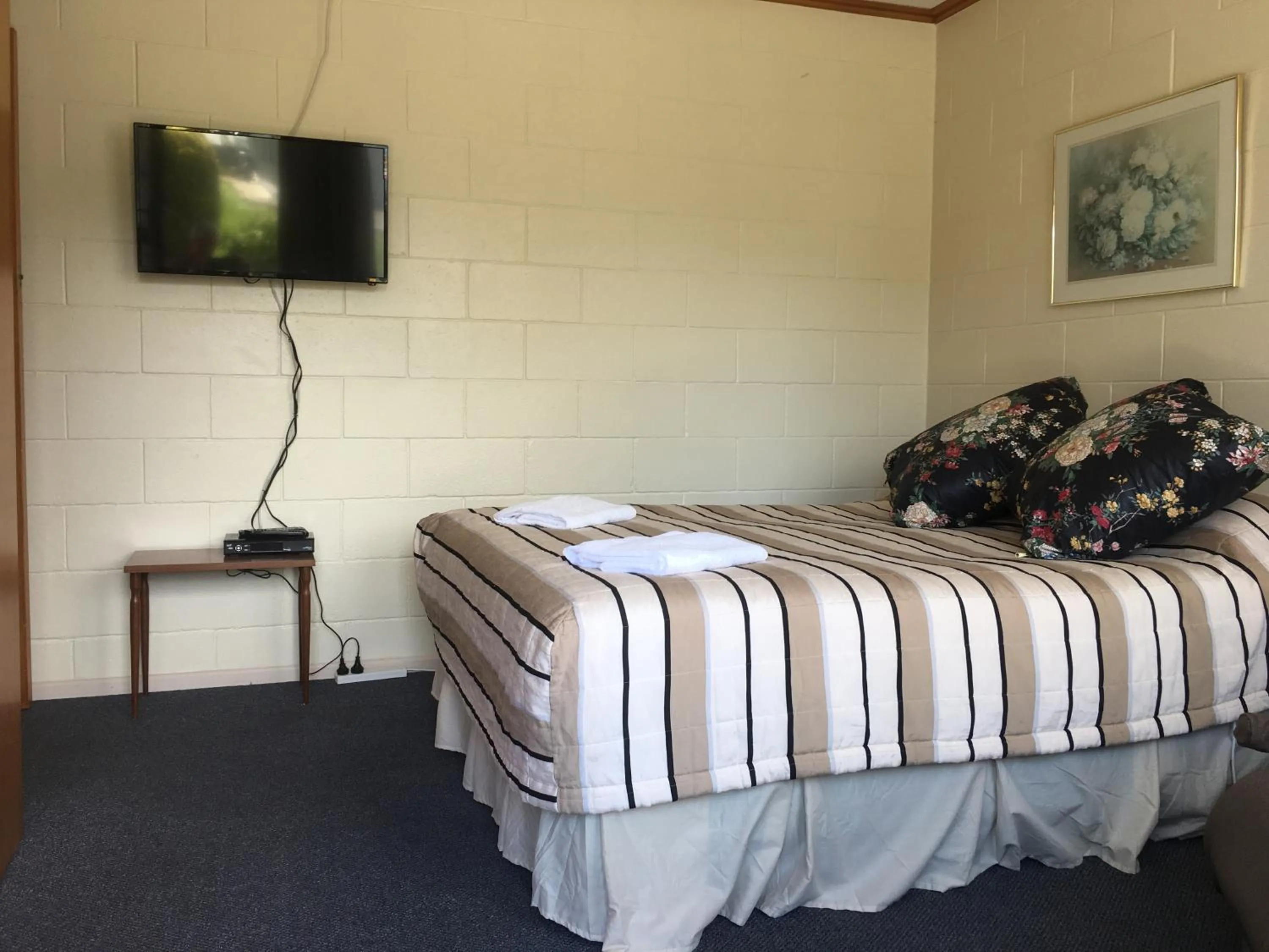 Bed in Alma Motel