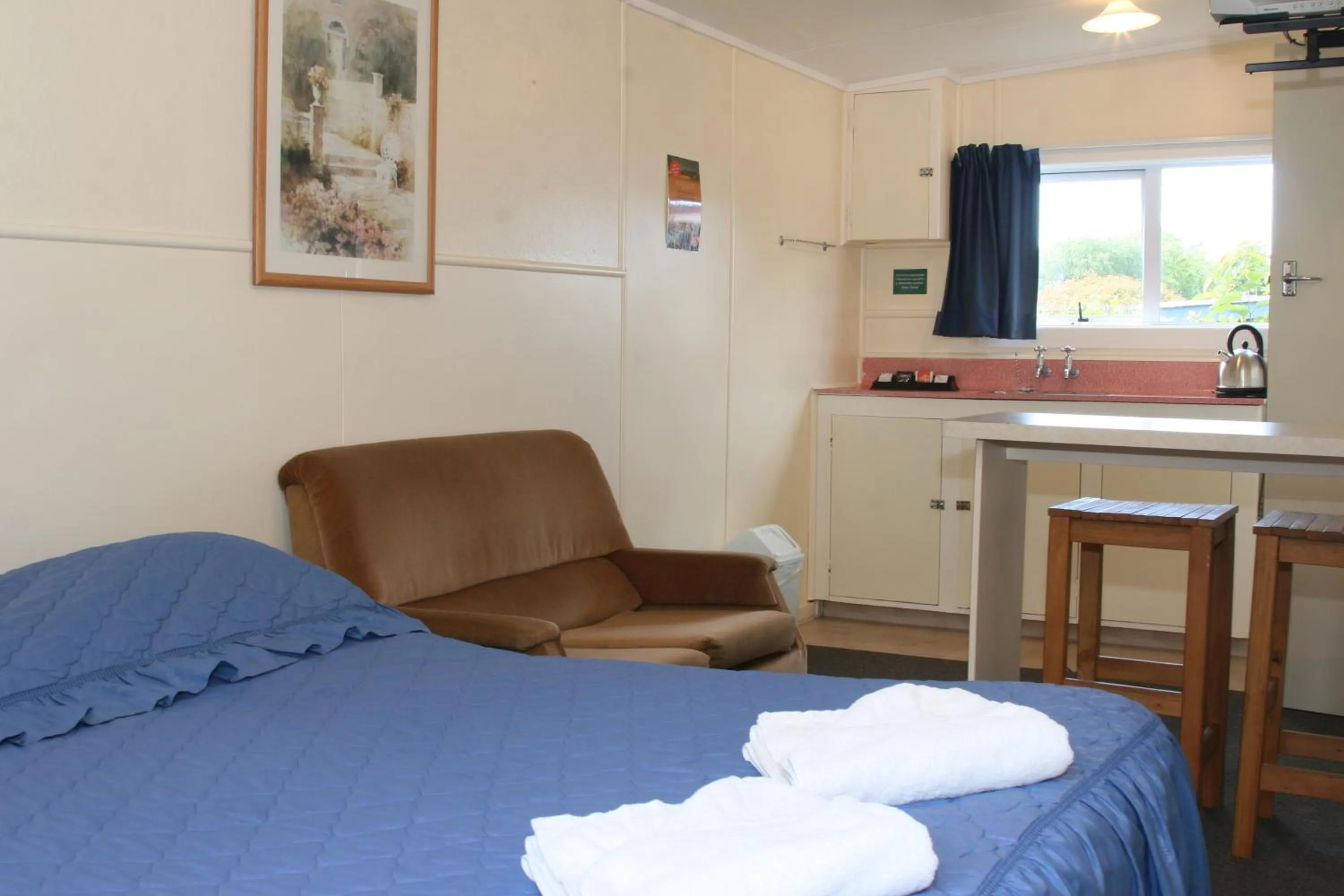 Day, Bed in Alma Motel