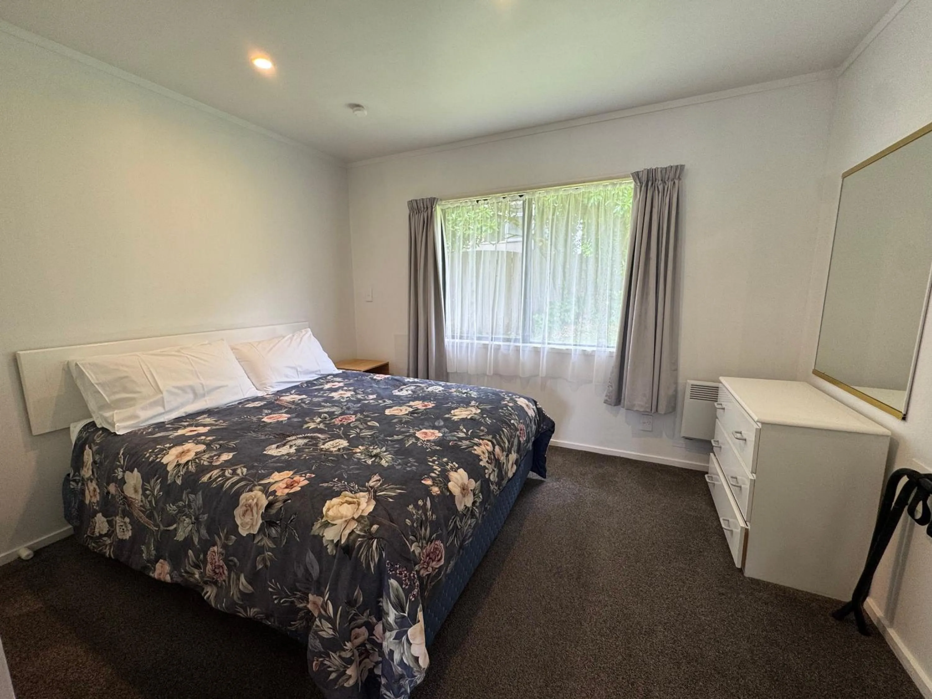 Bedroom, Bed in Camellia Court Motel