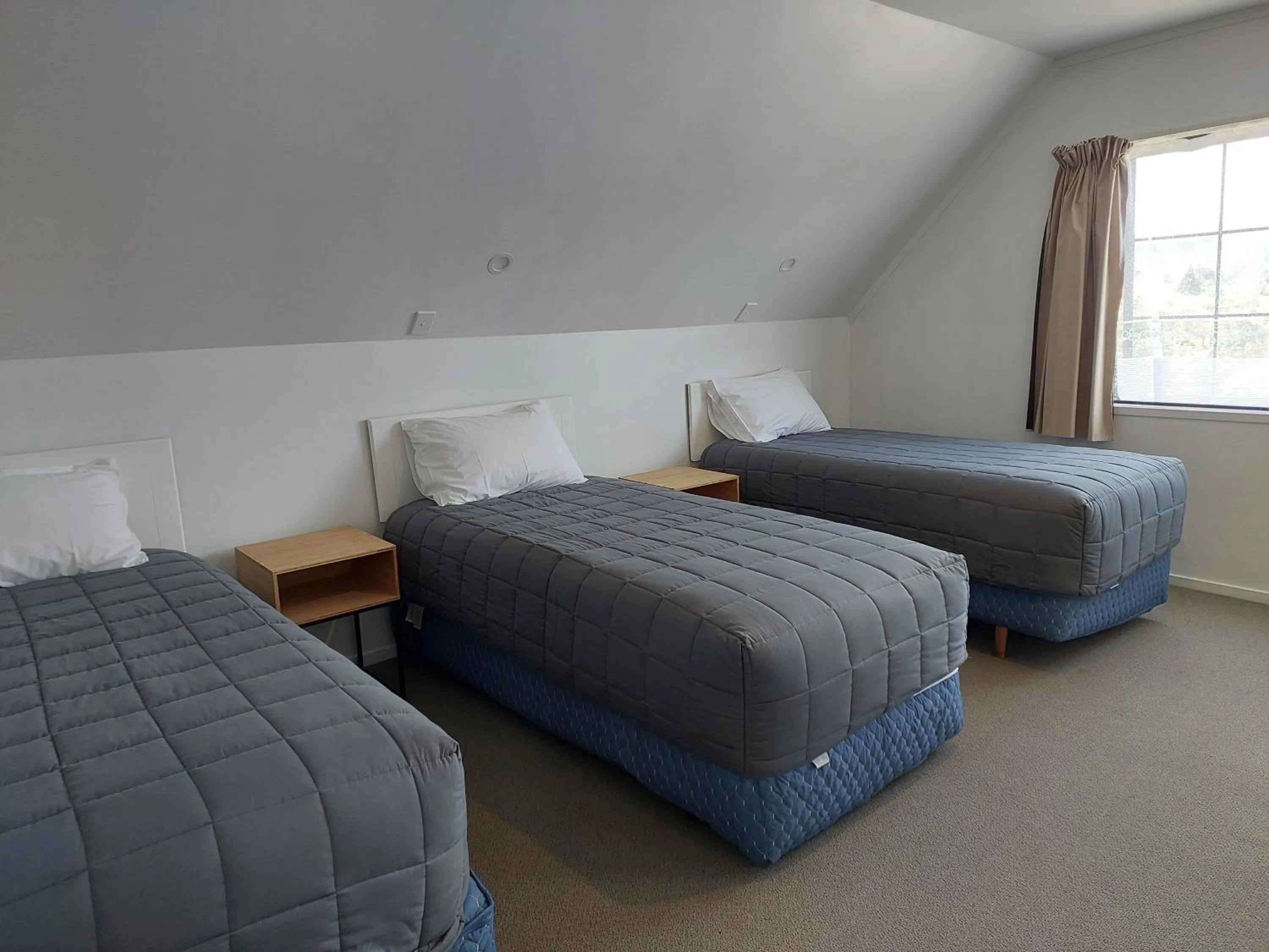 Bedroom, Bed in Camellia Court Motel