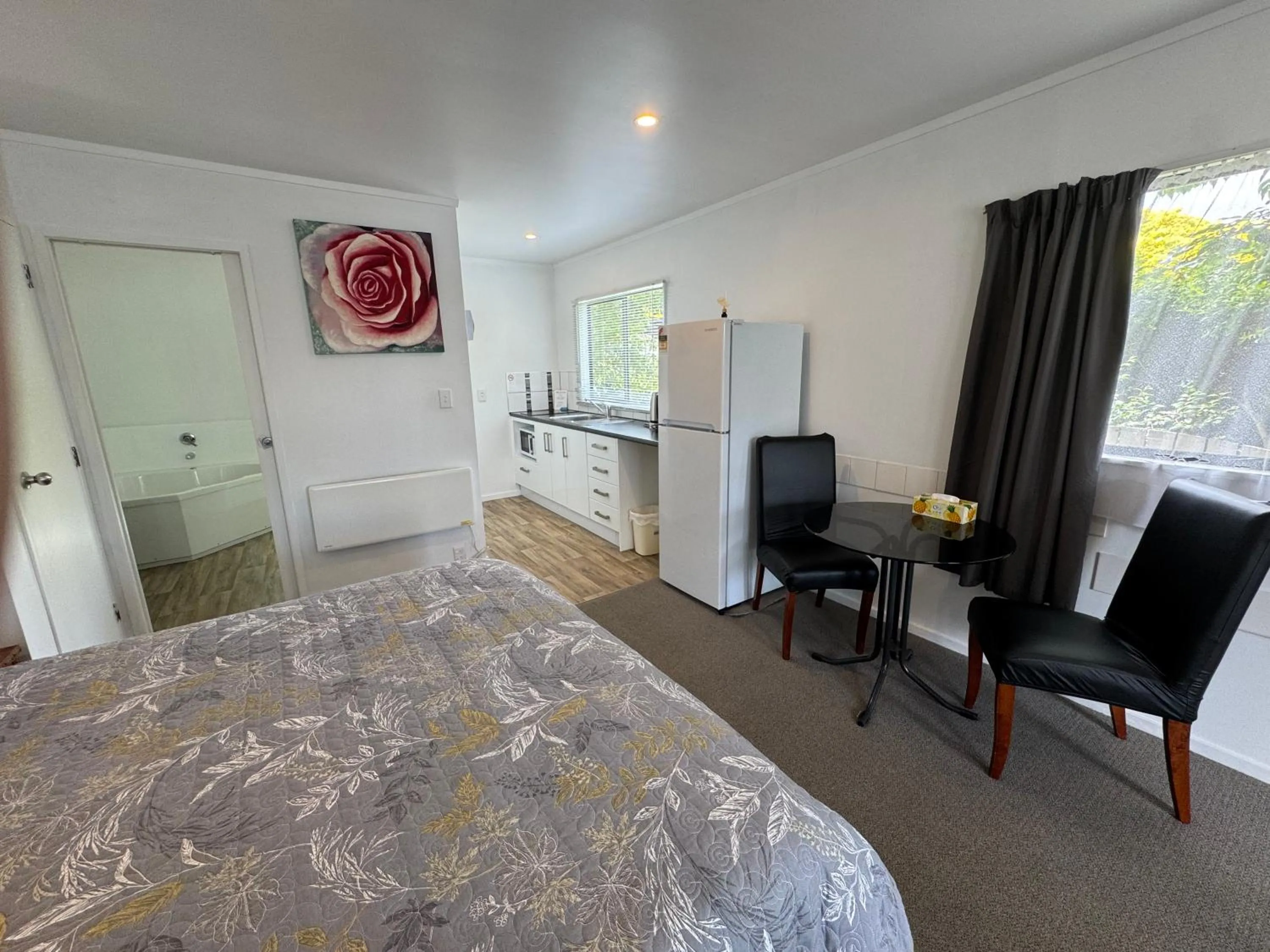 Living room, Bed in Camellia Court Motel