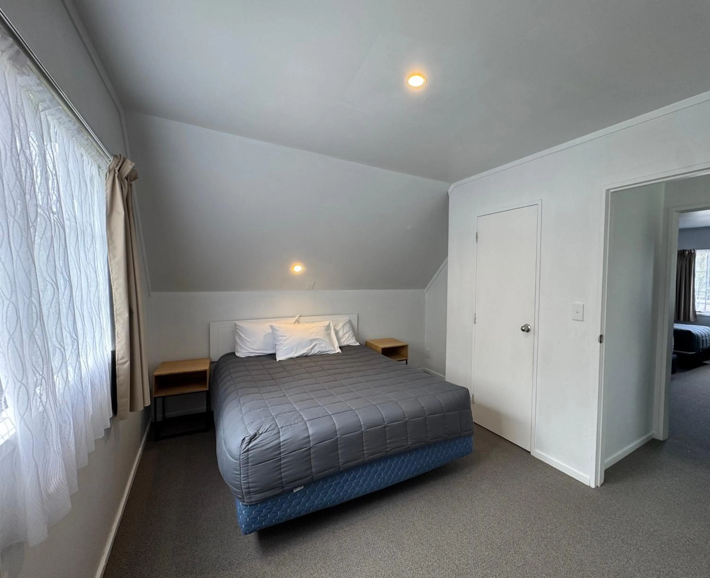 Bedroom, Bed in Camellia Court Motel