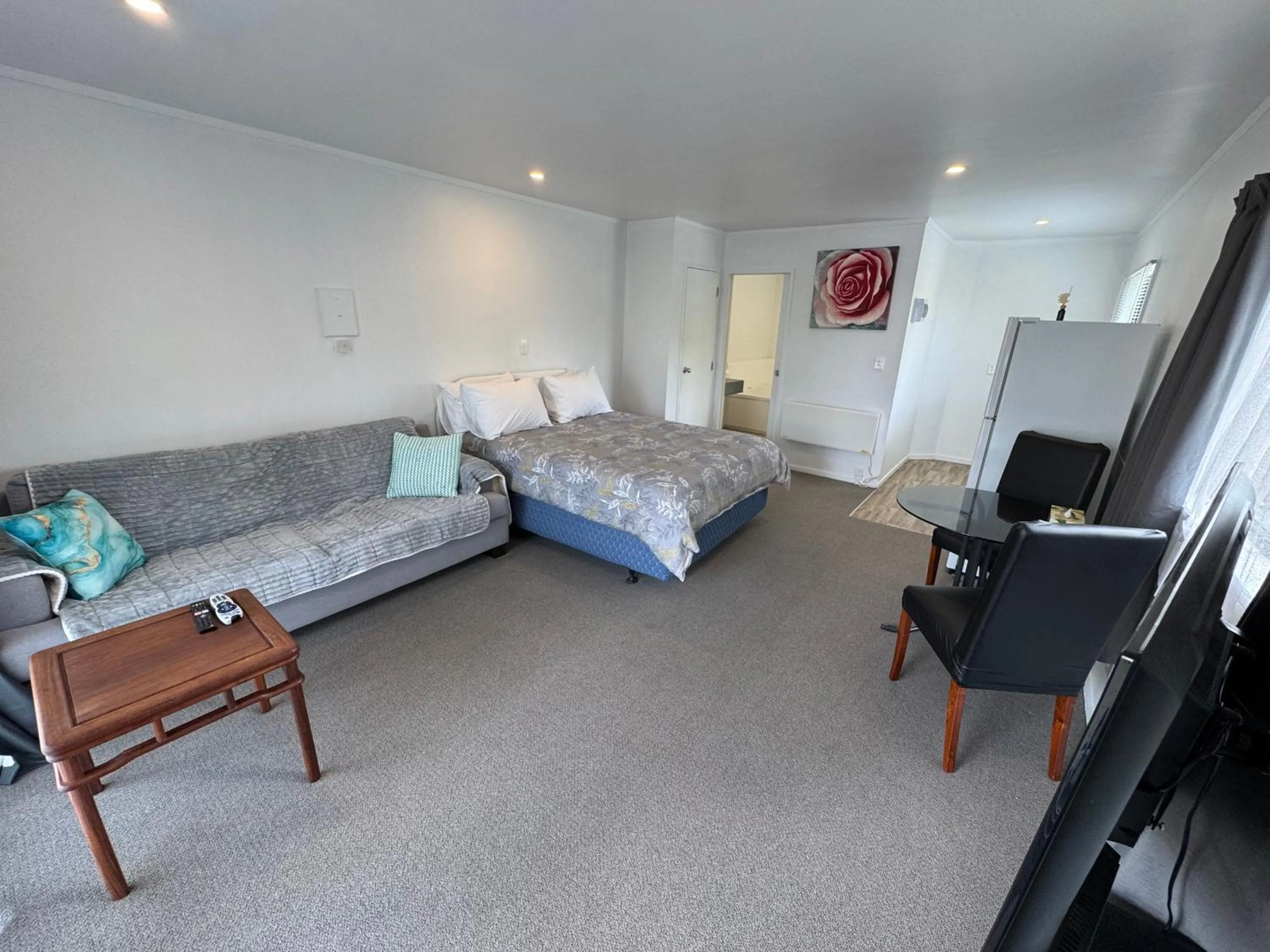 Living room, Bed in Camellia Court Motel