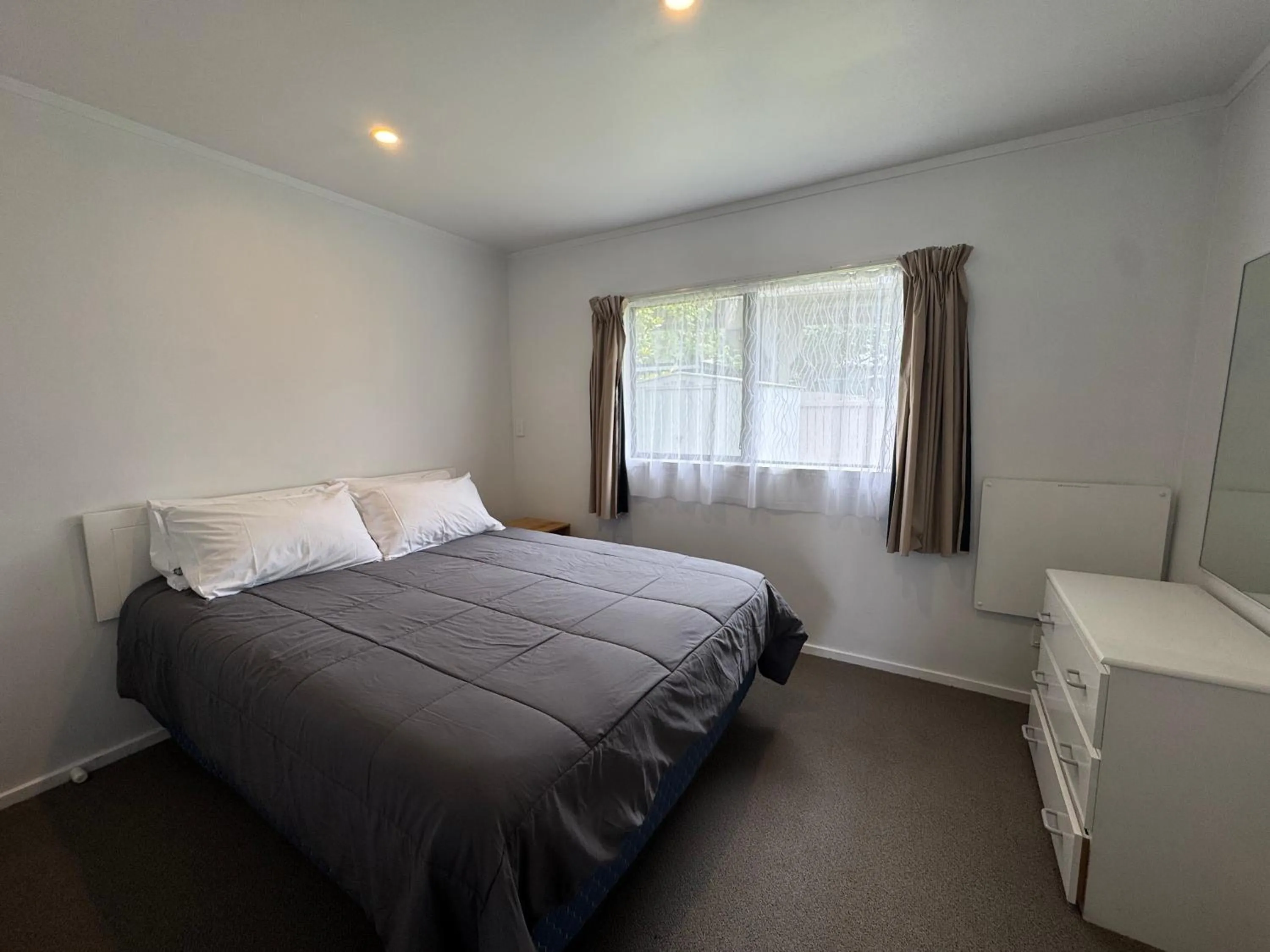 Bedroom, Bed in Camellia Court Motel