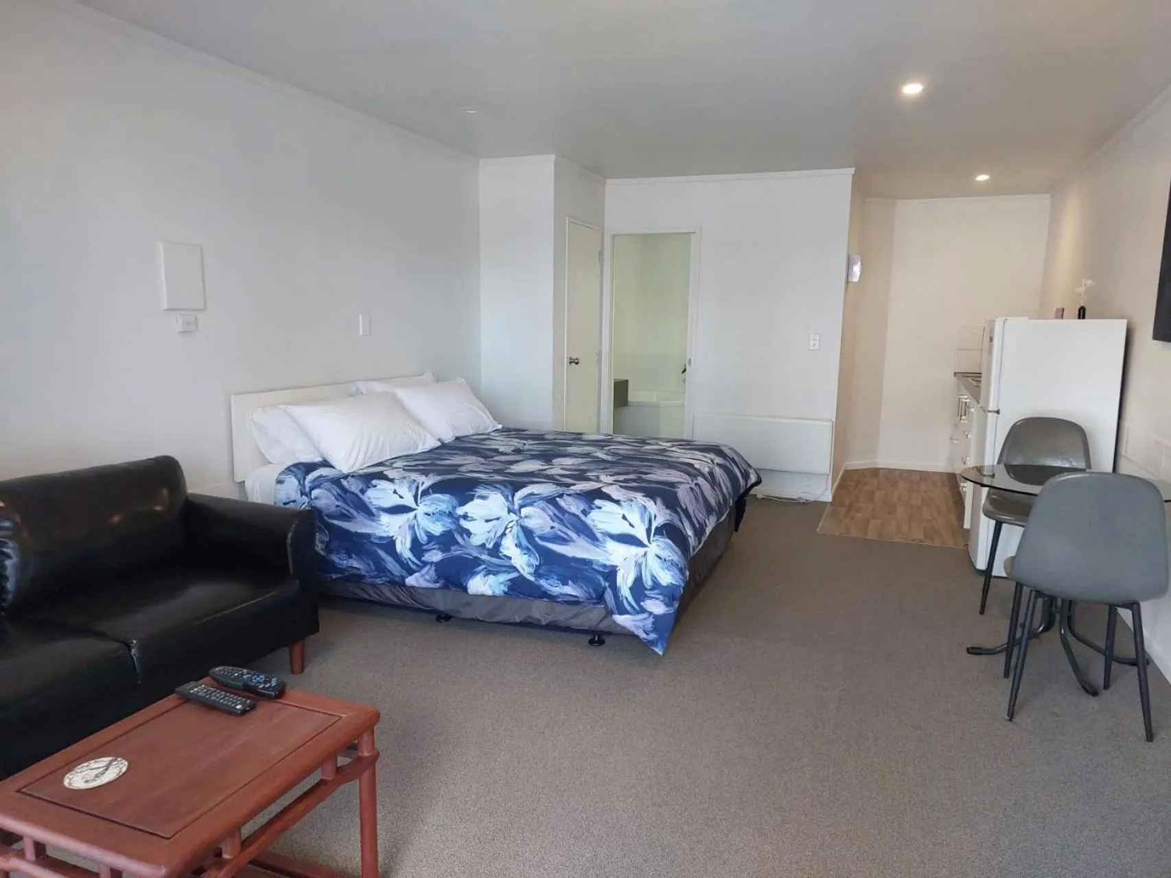 Living room, Bed in Camellia Court Motel