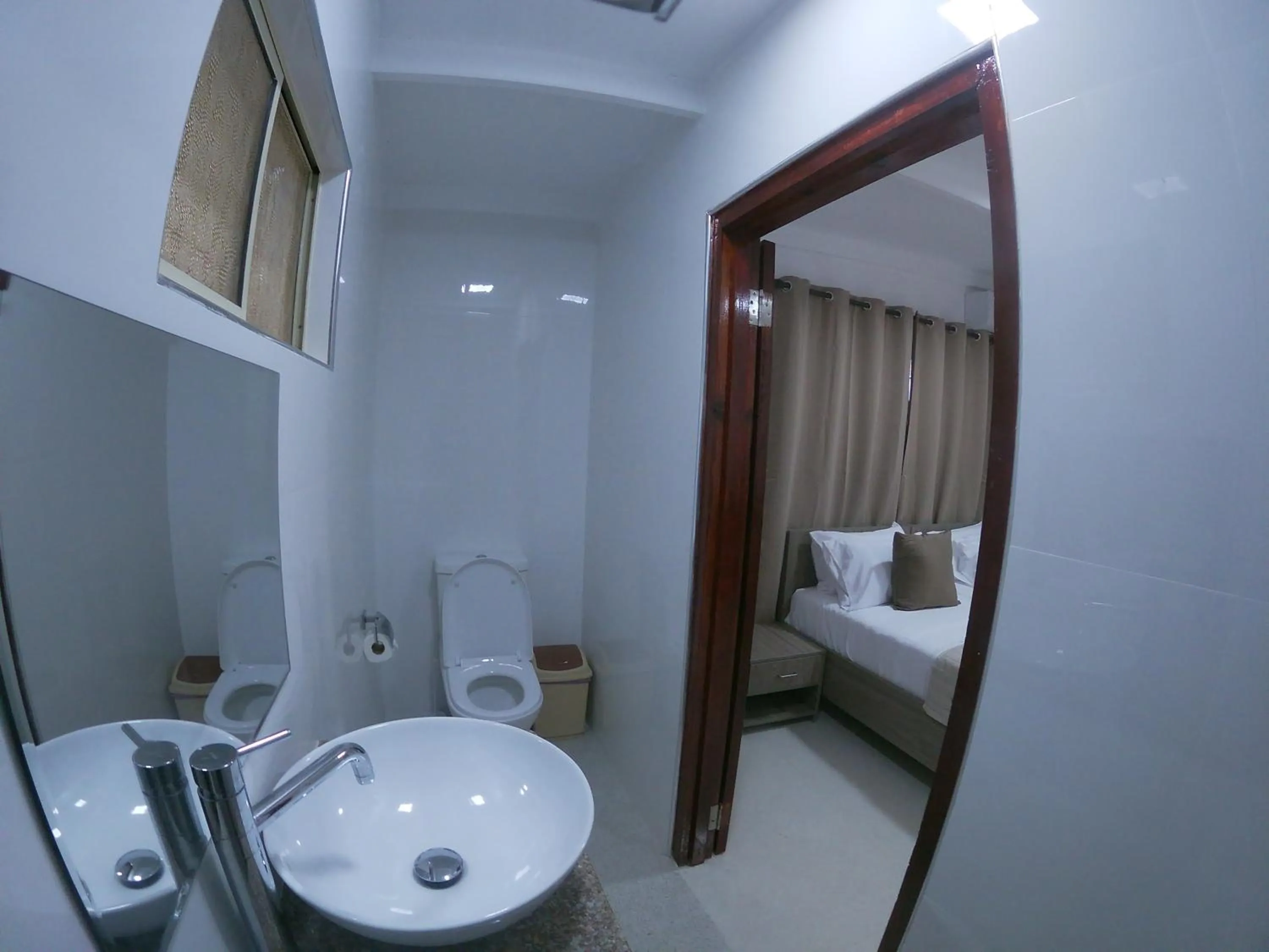 Toilet, Bed in Hotel Plein Soleil