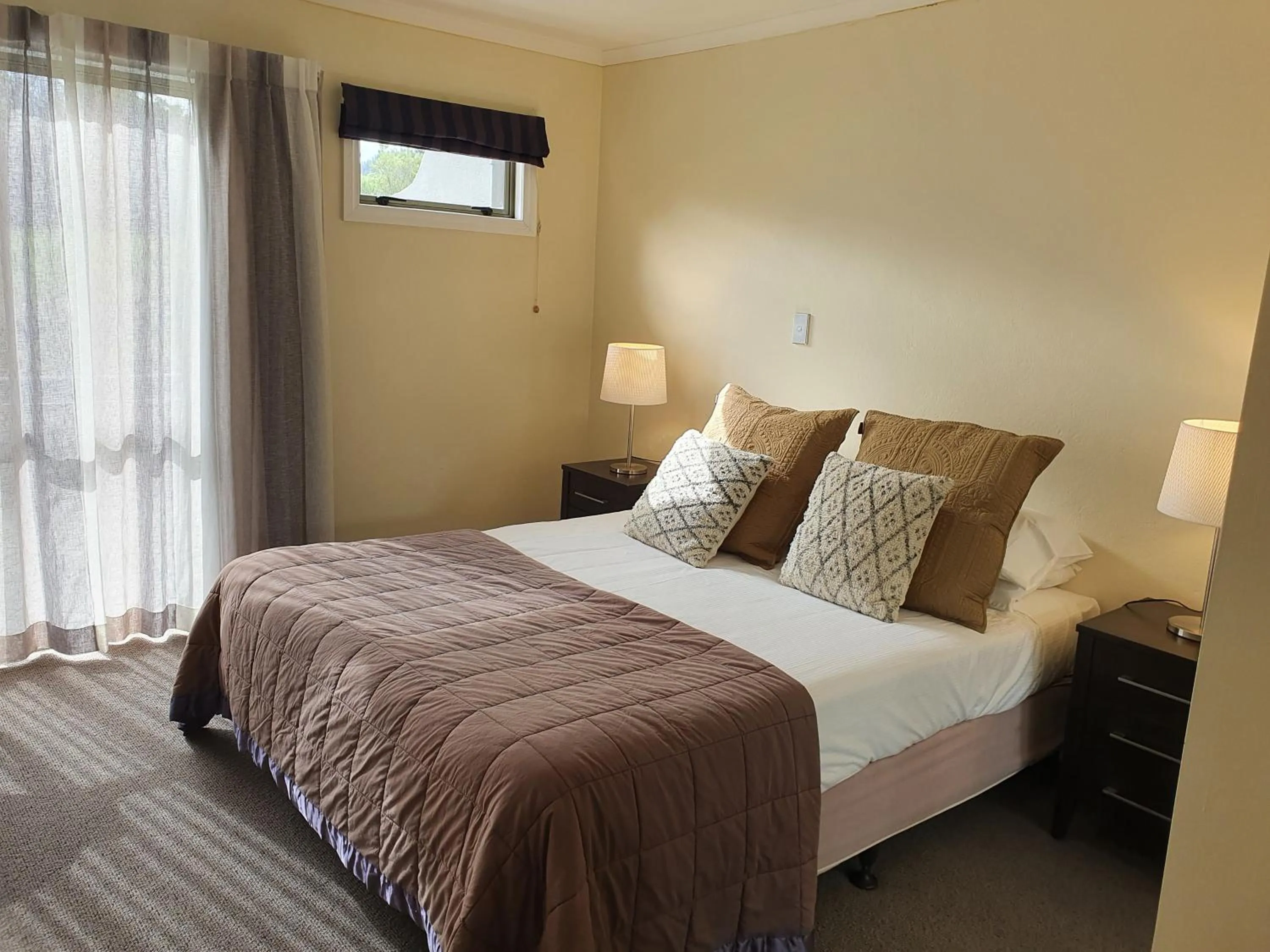 Bedroom, Bed in Breakers Motel