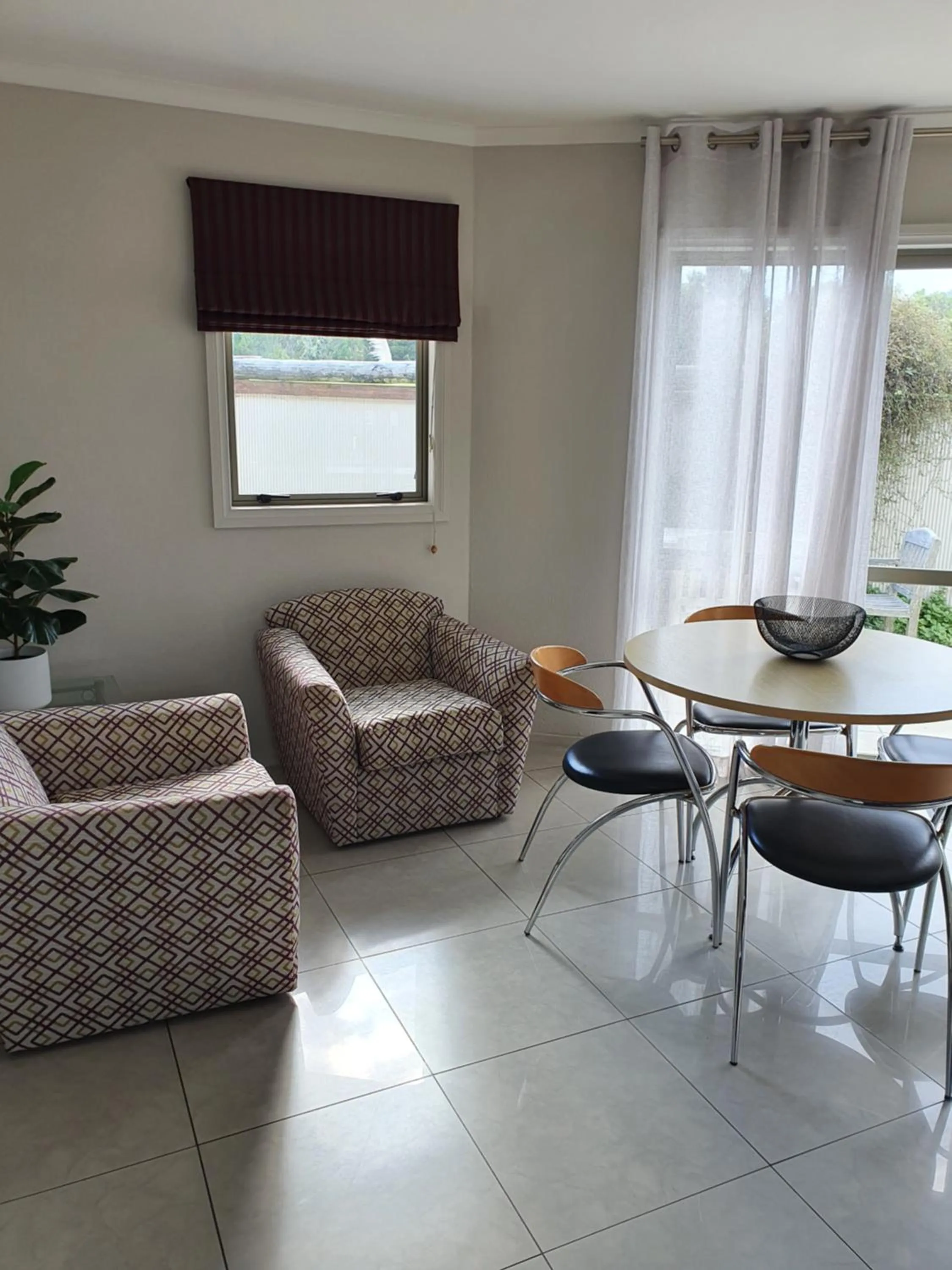 Dining area in Breakers Motel