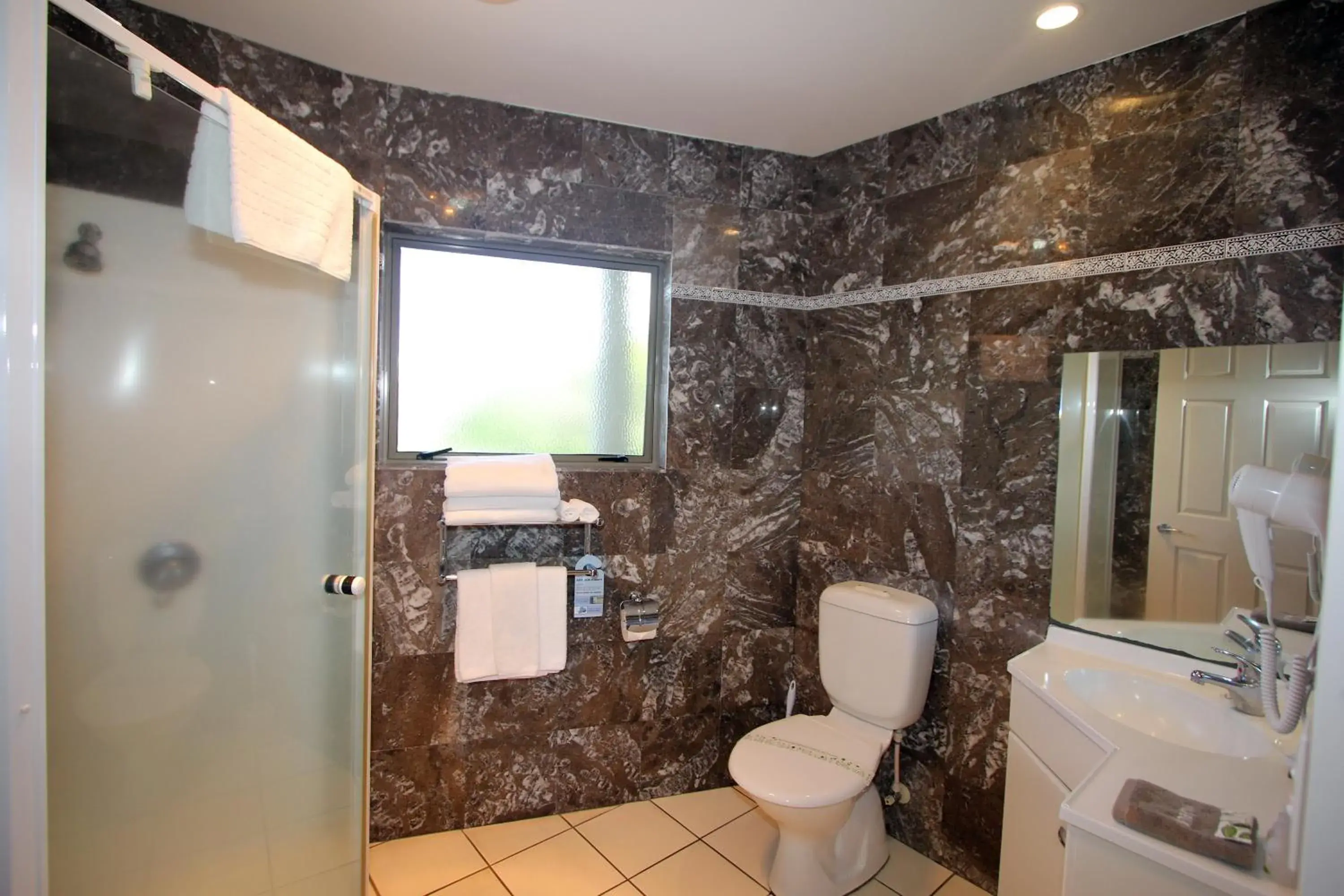 Studio with Hot Tub in Breakers Motel Studio with Hot Tub in Breakers Motel