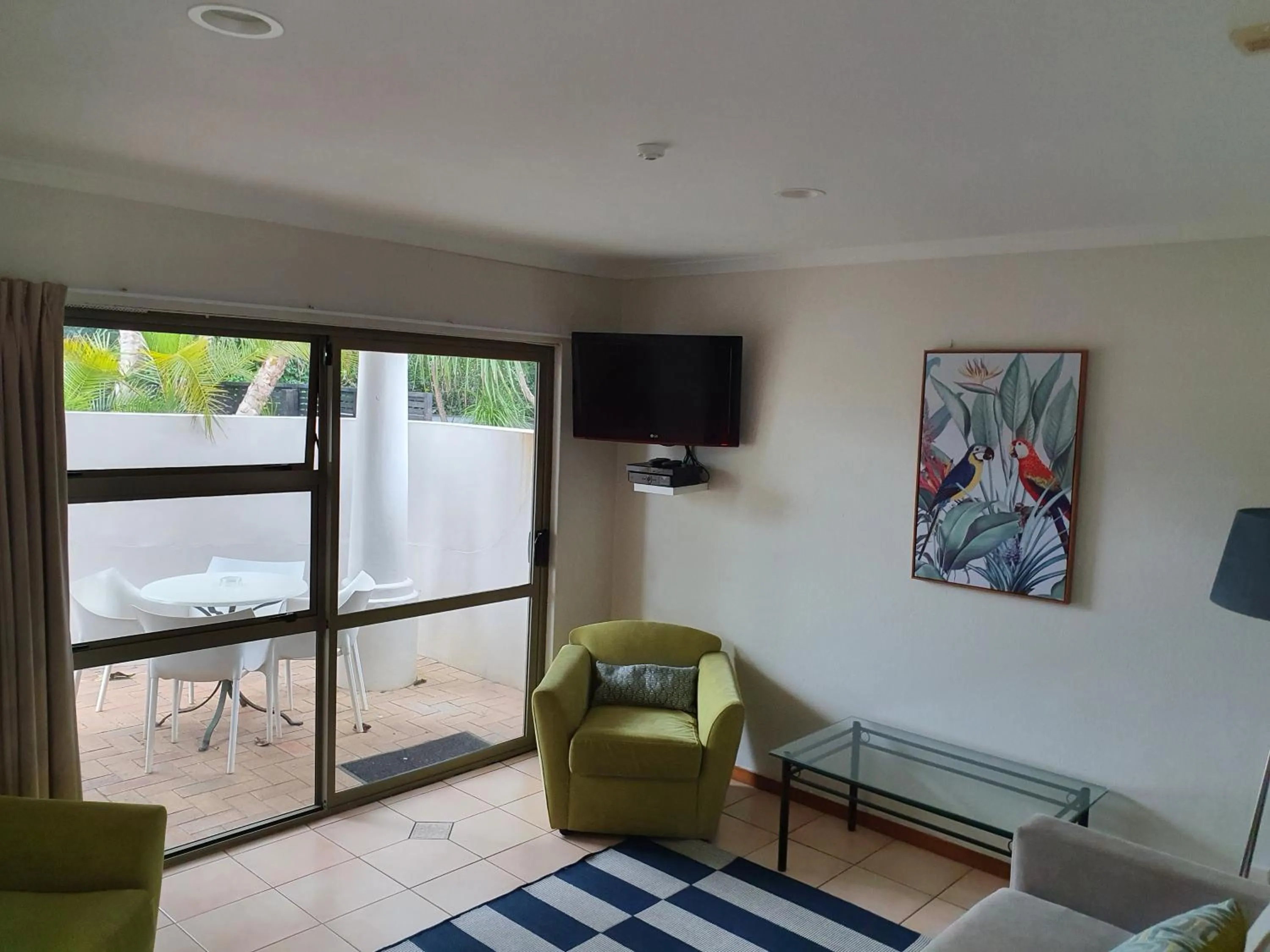 Living room in Breakers Motel