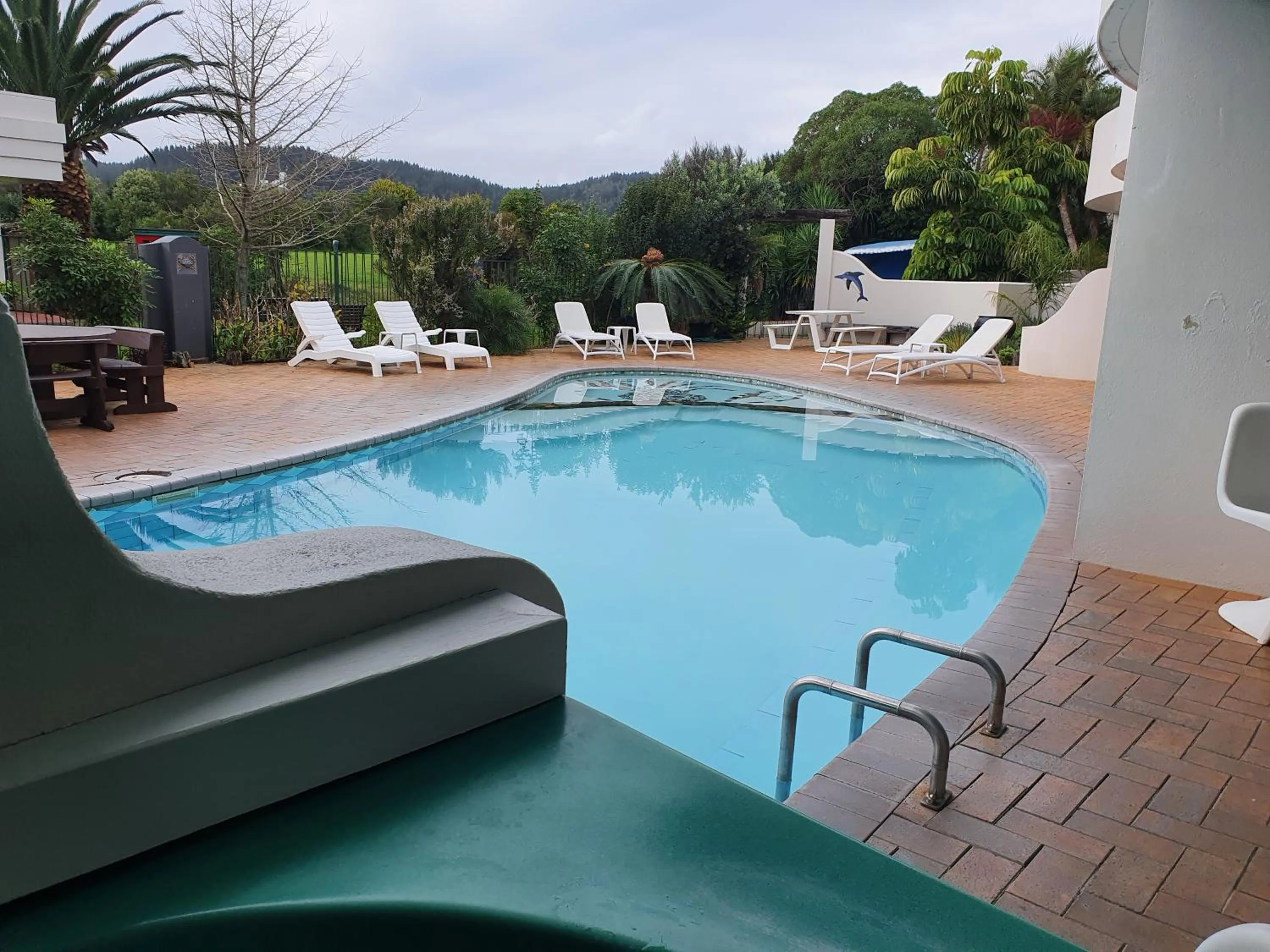 Swimming pool in Breakers Motel