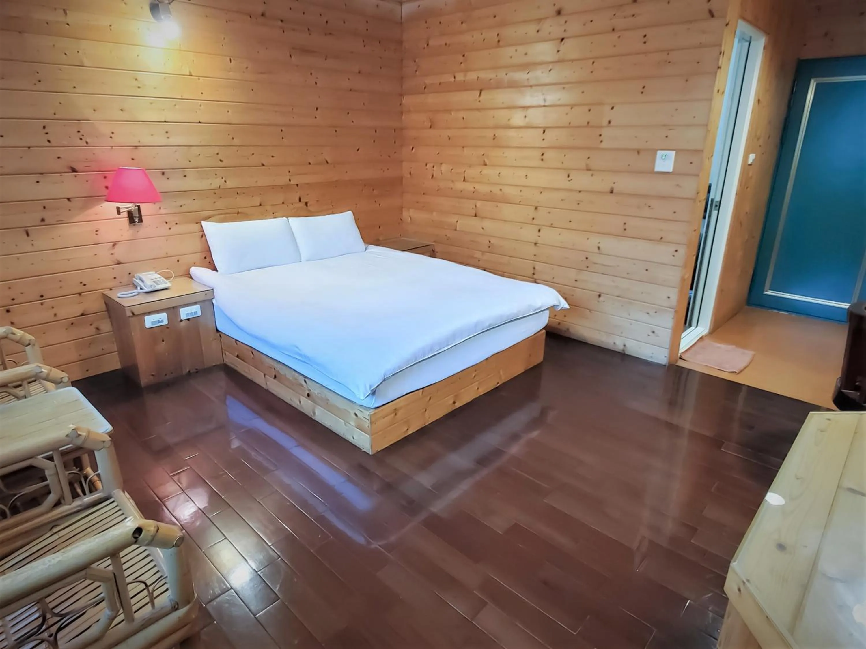 room service, Bed in Kingtaiwan Hotel