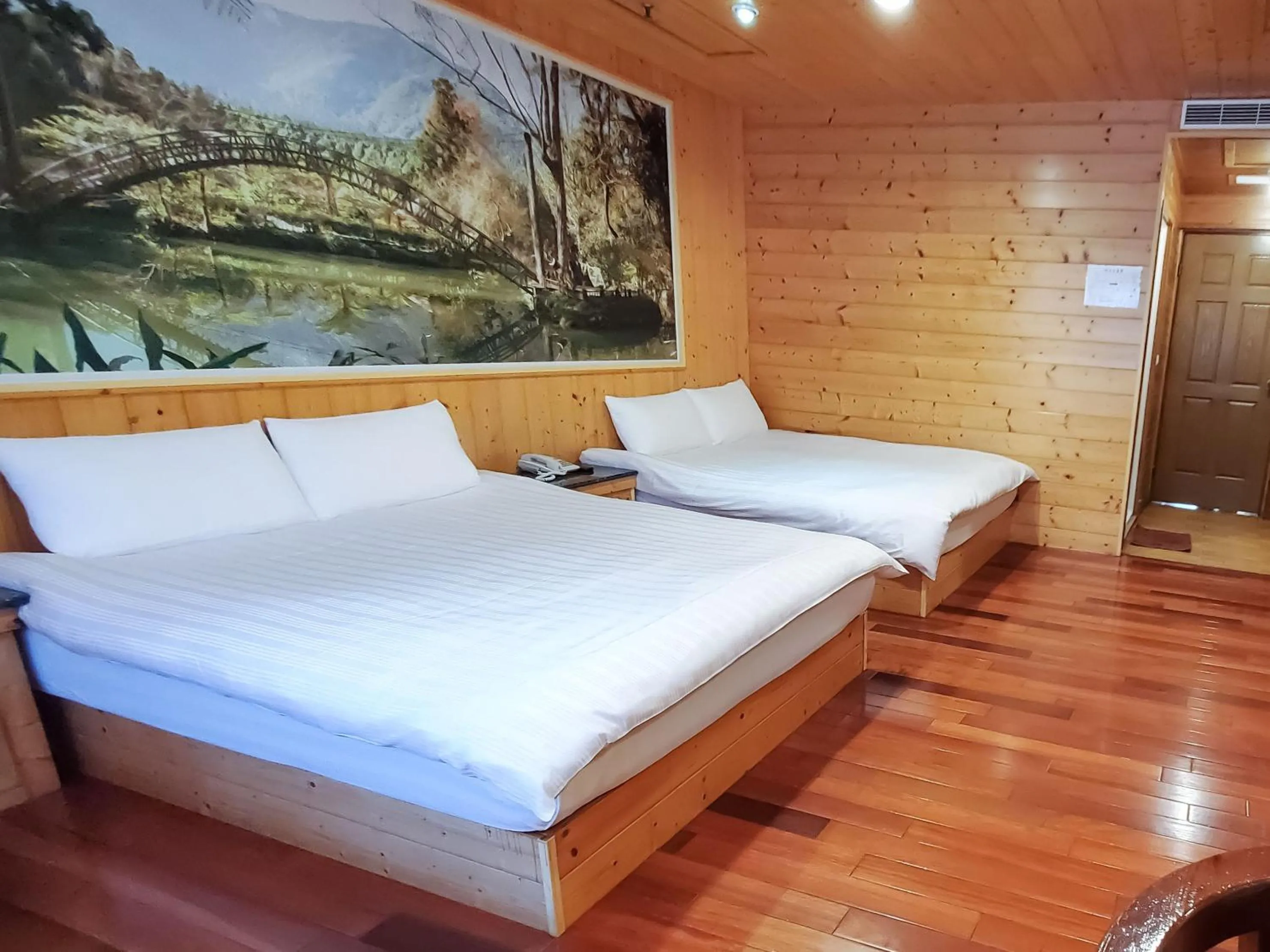 room service, Bed in Kingtaiwan Hotel