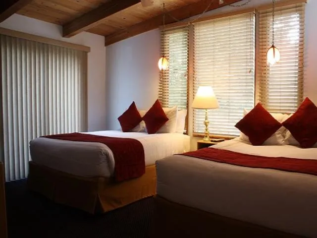 Bedroom, Bed in St Moritz Lodge and Condominiums
