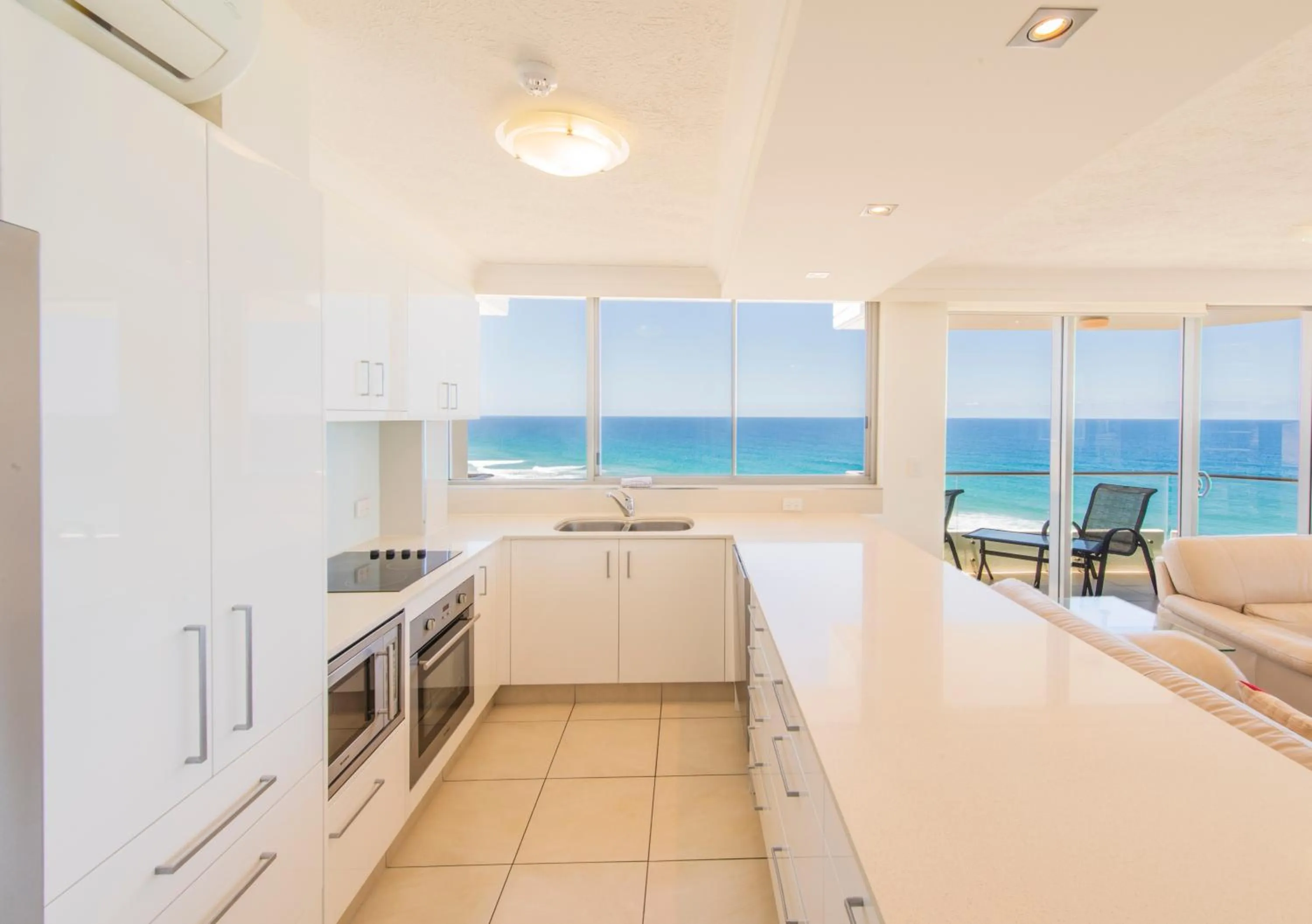 Kitchen or kitchenette in Berkeley on the Beach