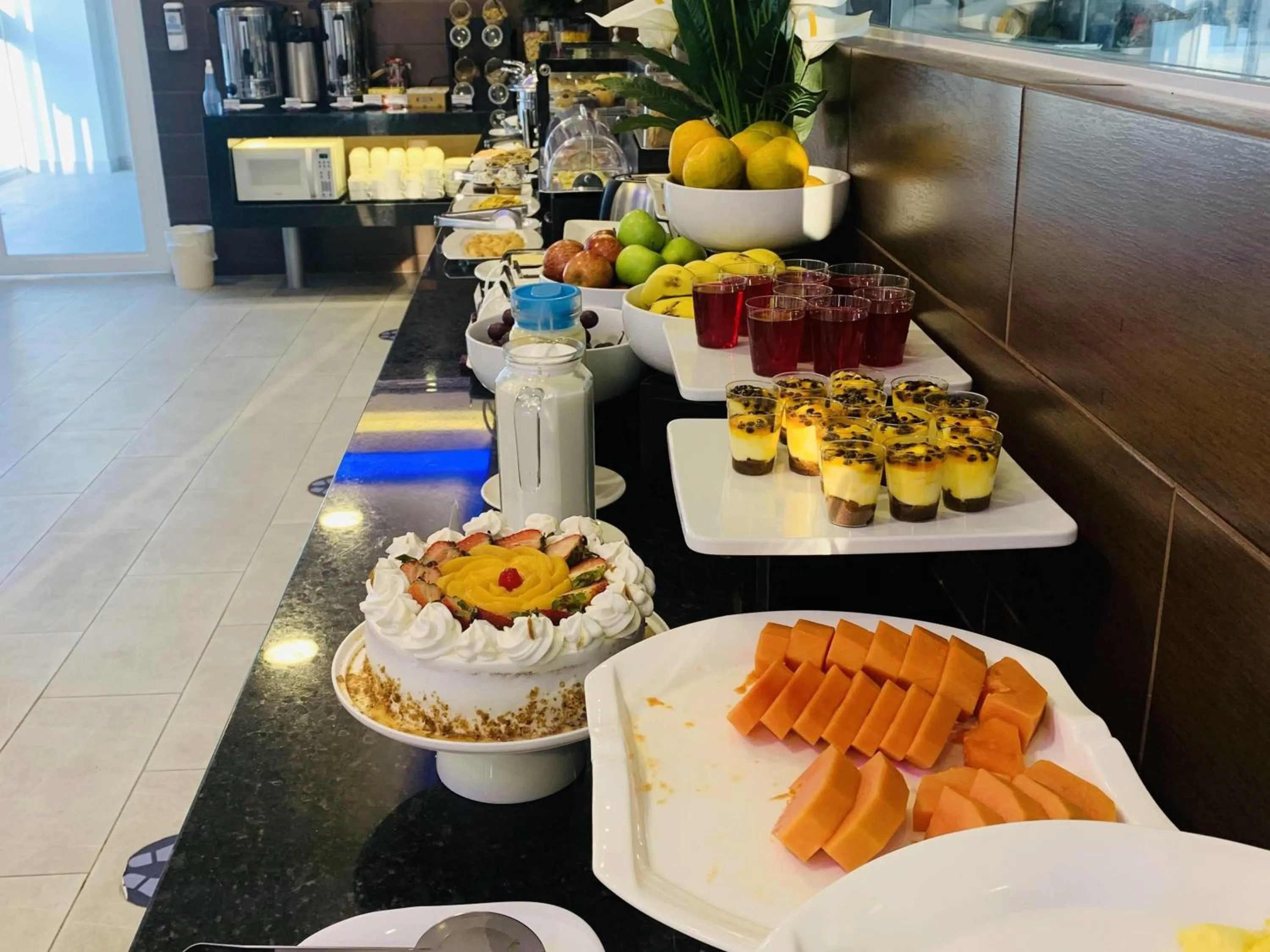 Restaurant/places to eat in Delfines Collection Hotel by Mercure