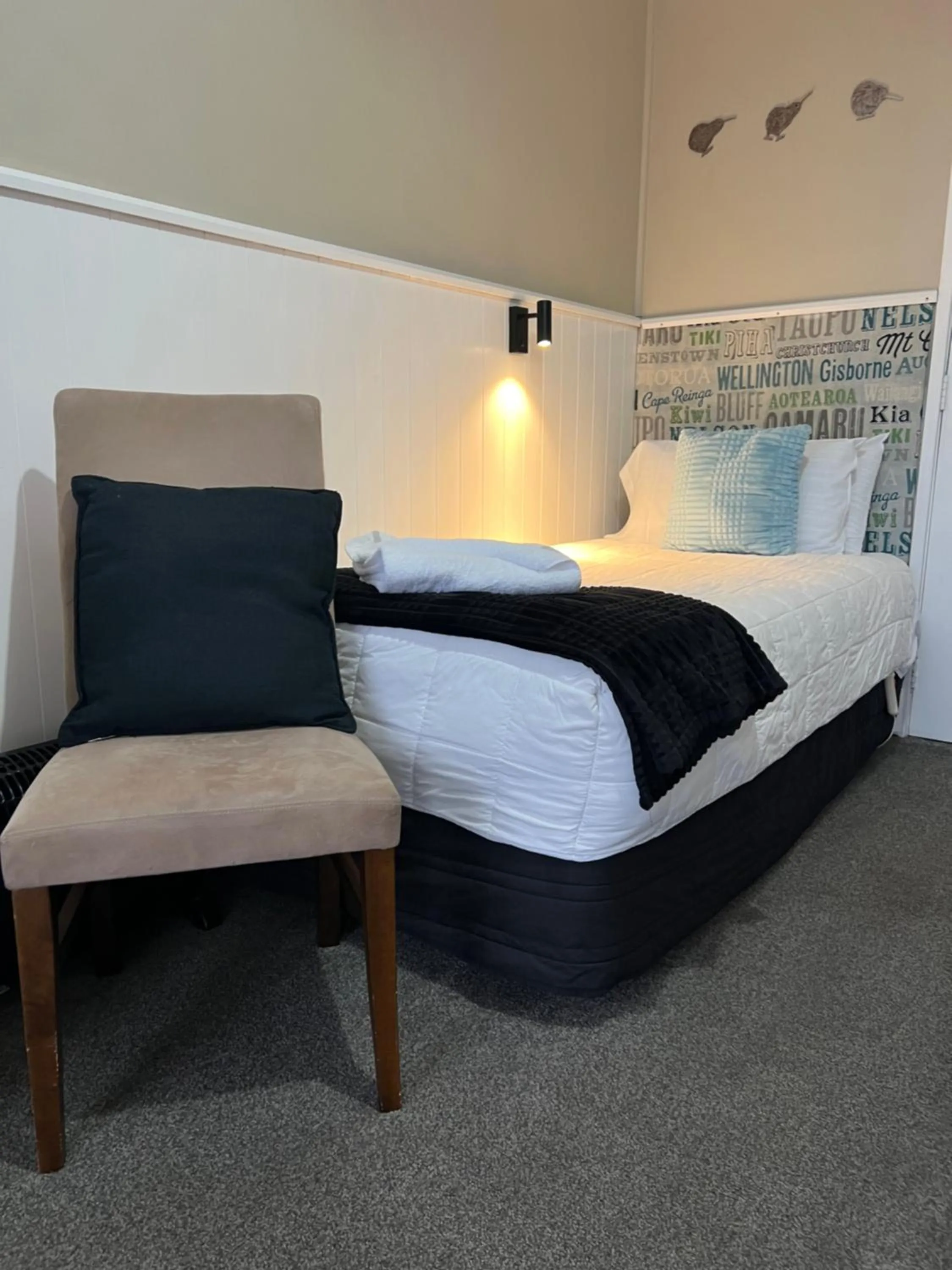 Photo of the whole room, Bed in High Street Living Motel