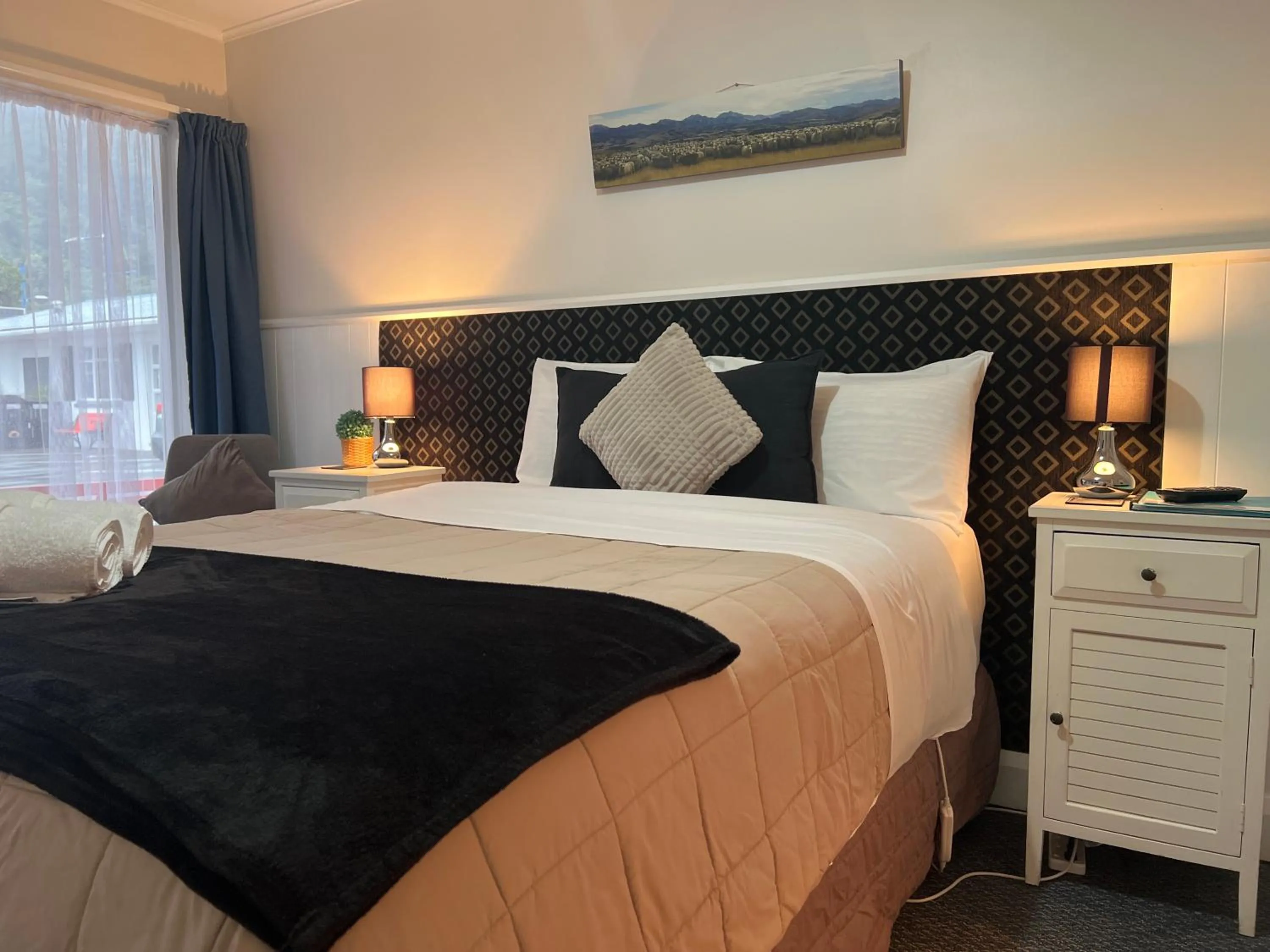 Bedroom, Bed in High Street Living Motel