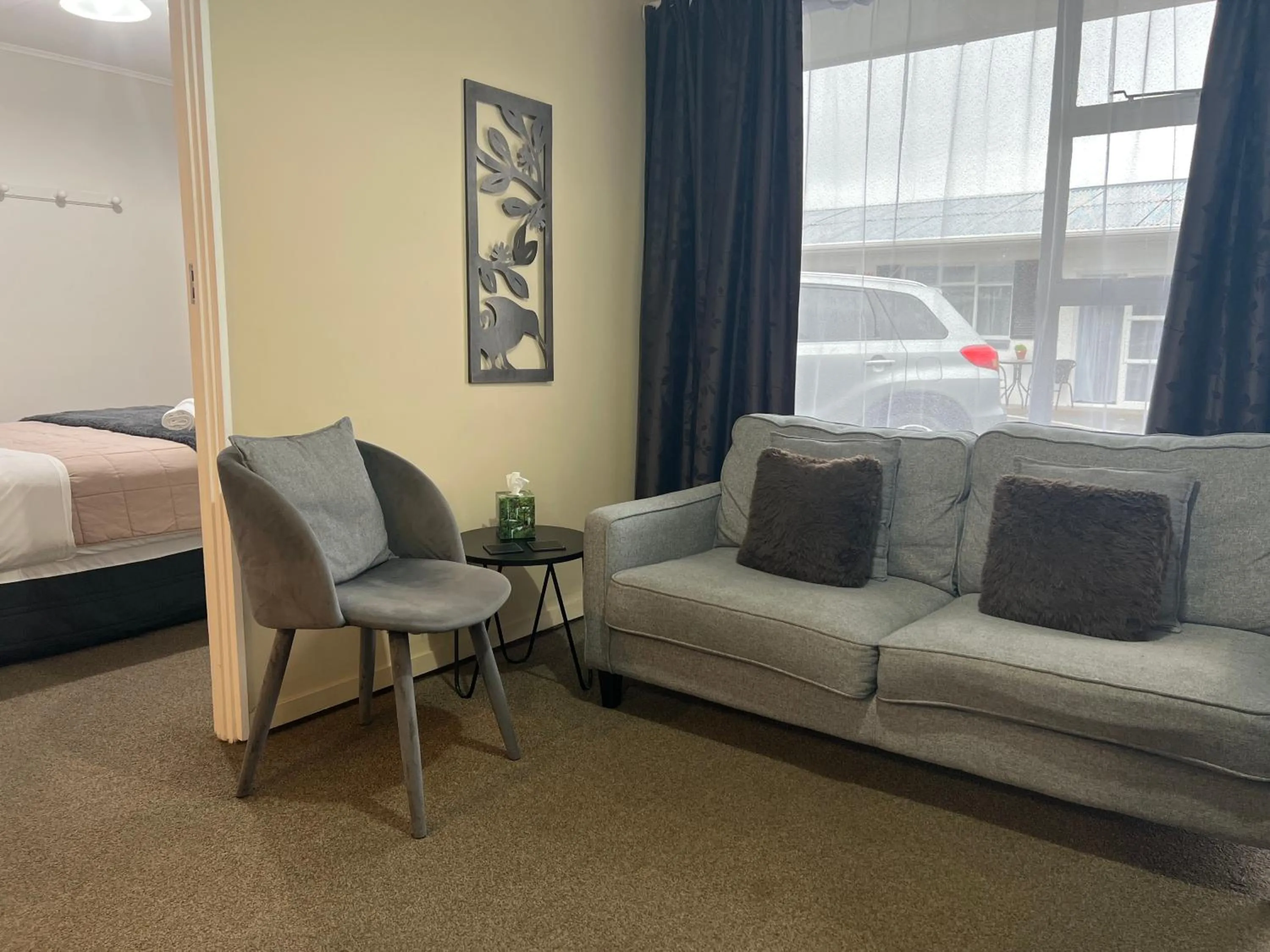 Living room, Bed in High Street Living Motel