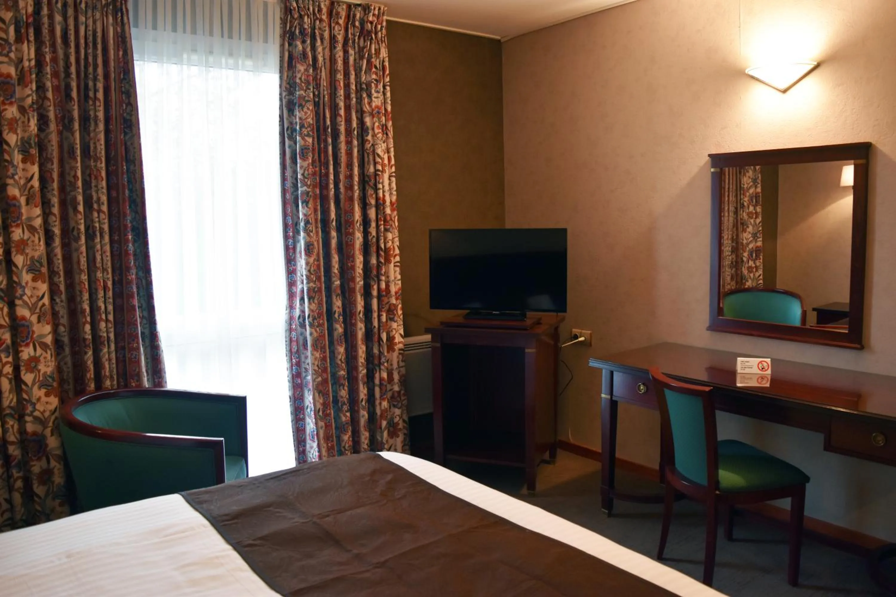 TV and multimedia, Bed in Hotel Le Pole Europeen