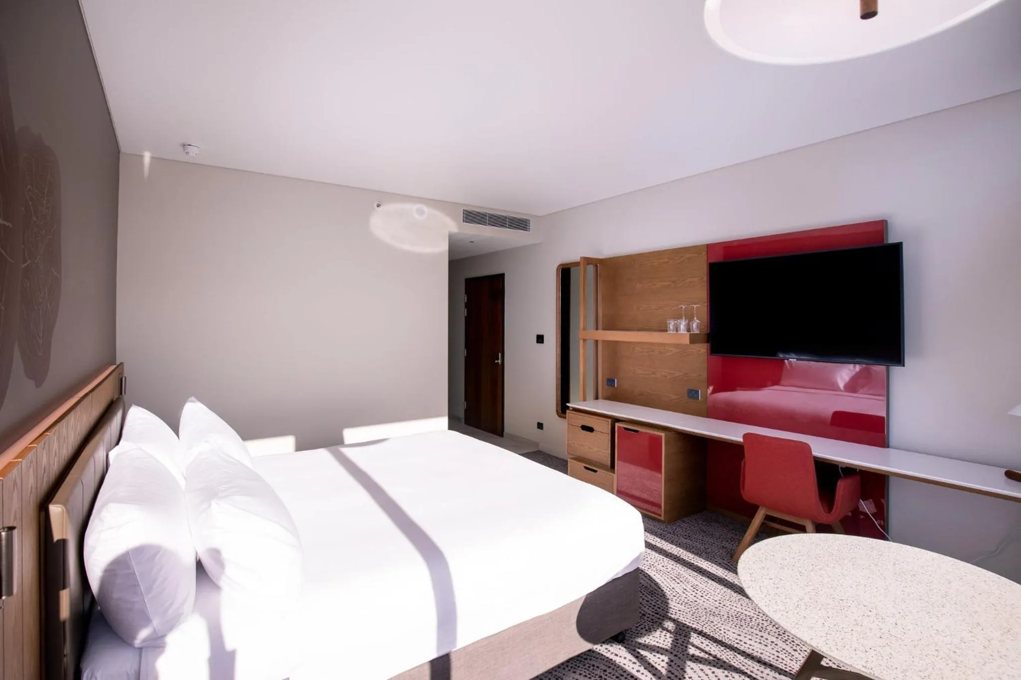 Photo of the whole room, Bed in Crowne Plaza Hobart by IHG
