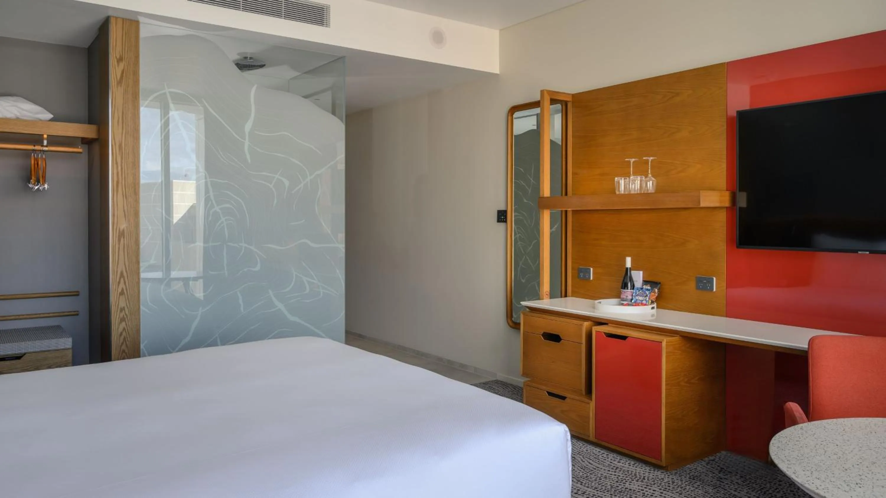 Photo of the whole room, Bed in Crowne Plaza Hobart by IHG