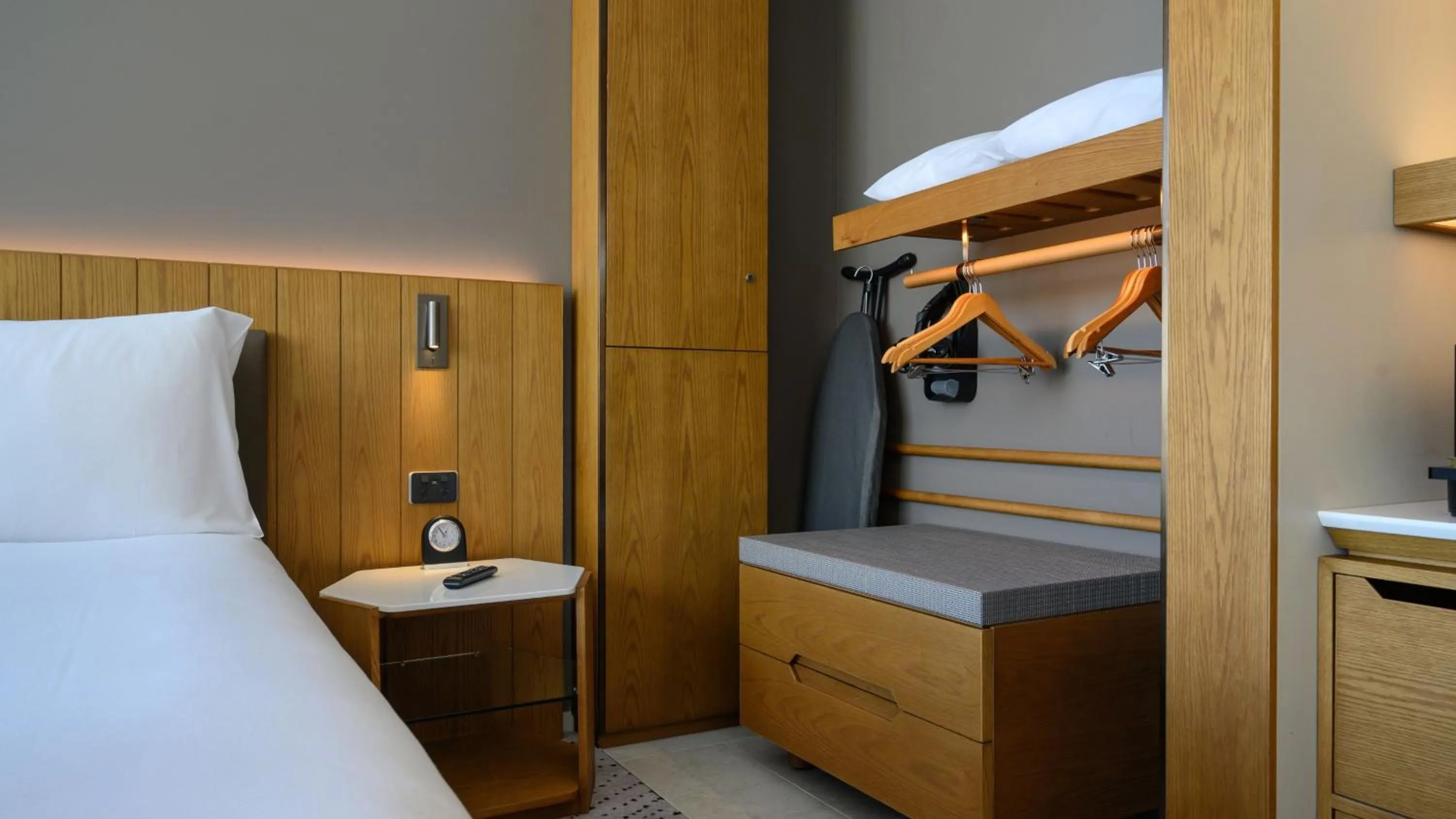 Photo of the whole room, Bed in Crowne Plaza Hobart by IHG