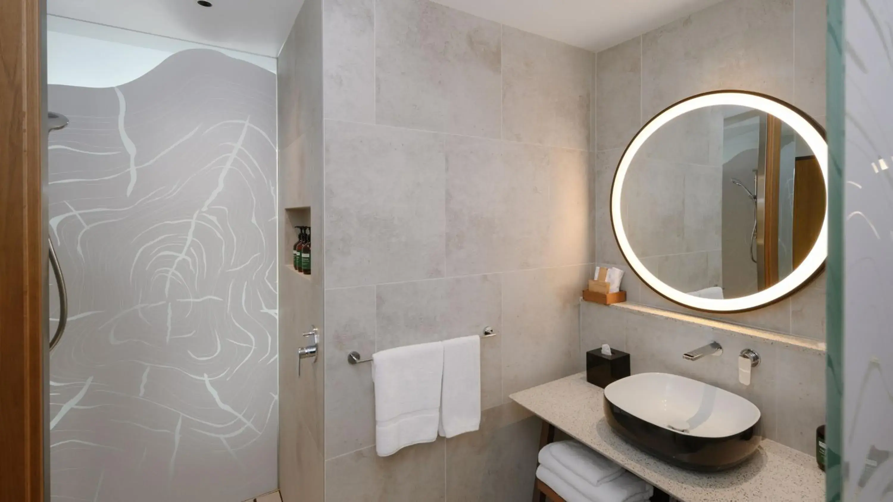 Standard King Room with Harbor View in Crowne Plaza Hobart by IHG Standard King Room with Harbor View in Crowne Plaza Hobart by IHG