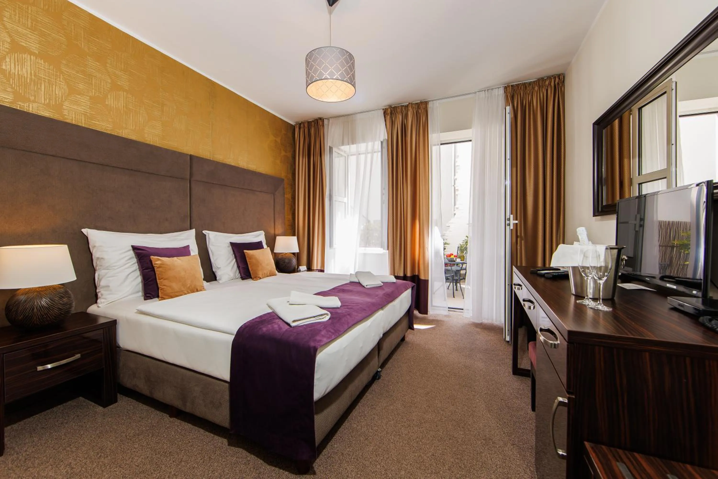 Decorative detail, Bed in APLEND CITY Hotel Perugia