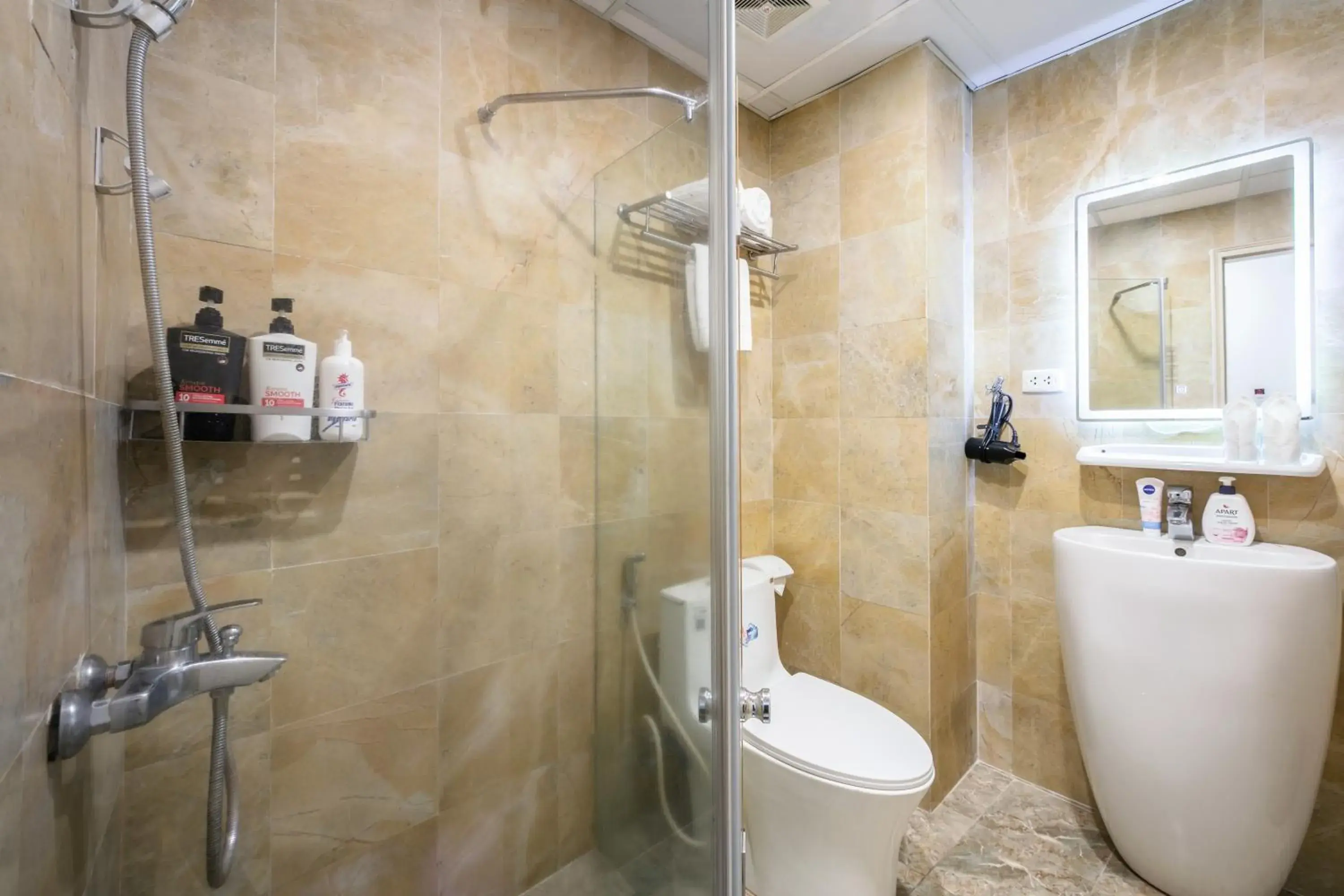 Deluxe Double Room in A25 Hotel - 12 Ngô Sỹ Liên Deluxe Double Room in A25 Hotel - 12 Ngô Sỹ Liên