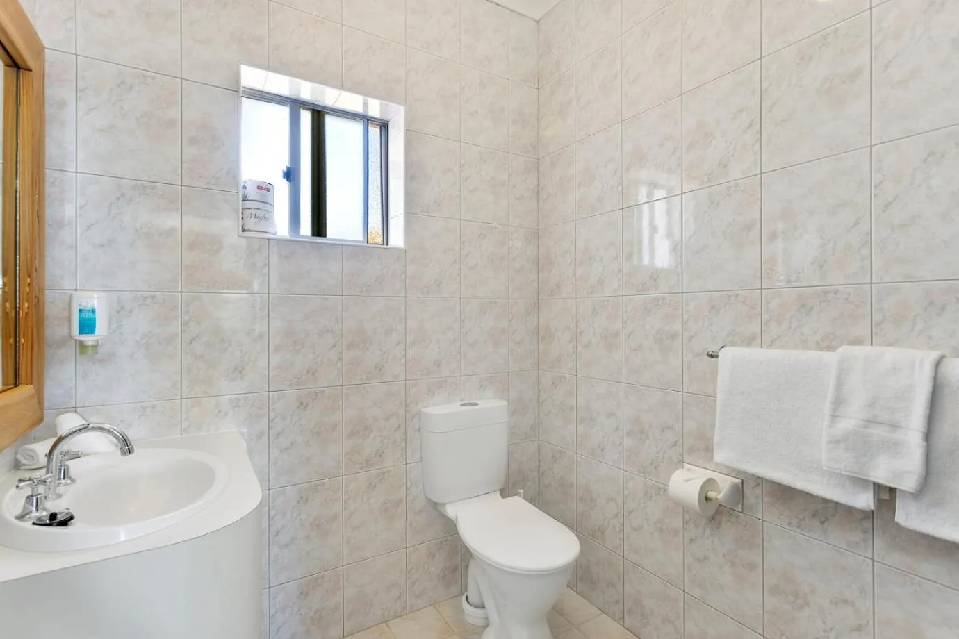 Bathroom in Coast Motel and Apartments