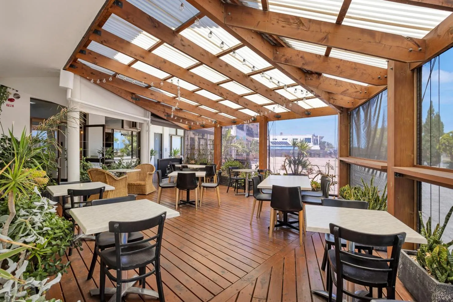 Restaurant/places to eat in Coast Motel and Apartments