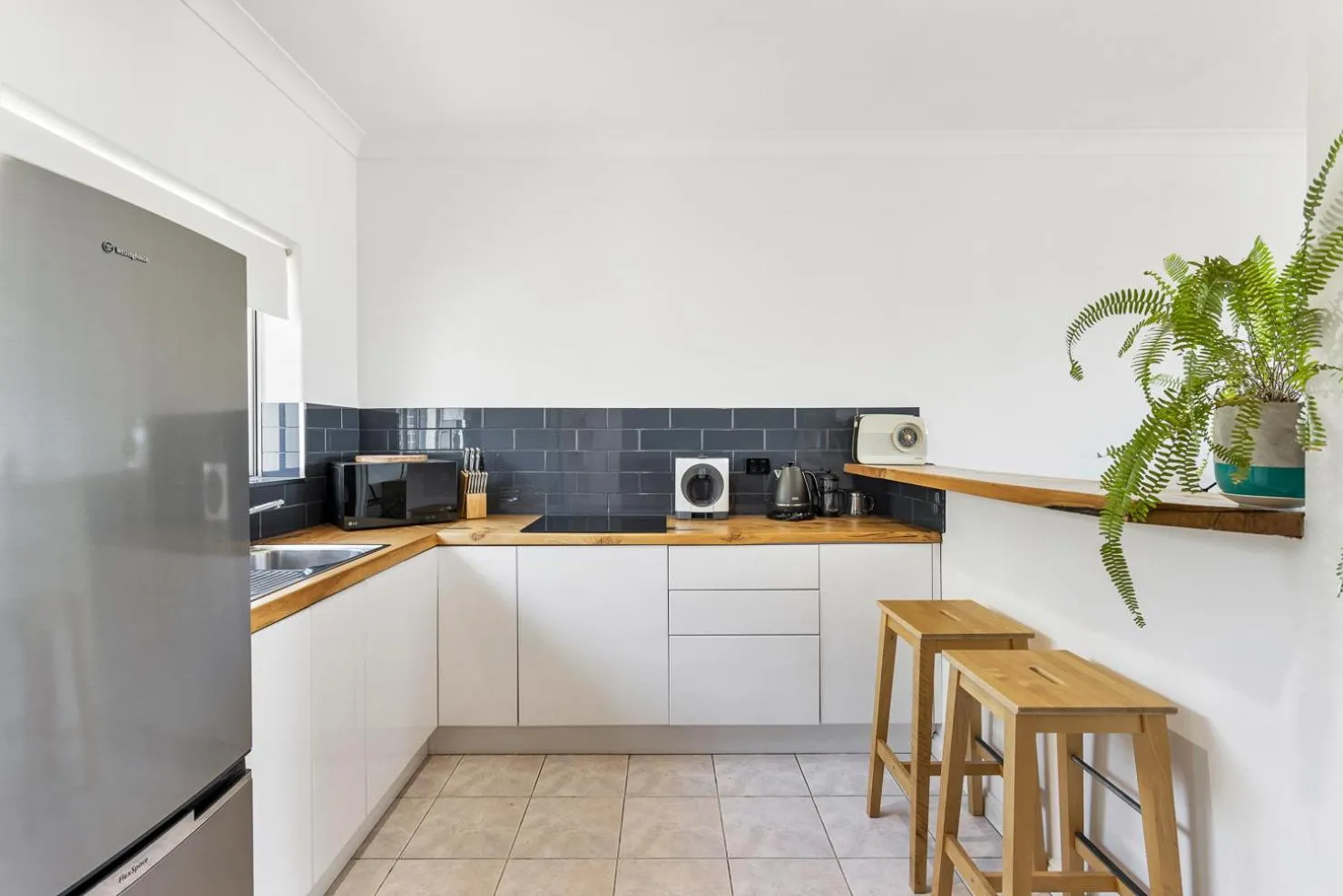 Kitchen or kitchenette in Coast Motel and Apartments