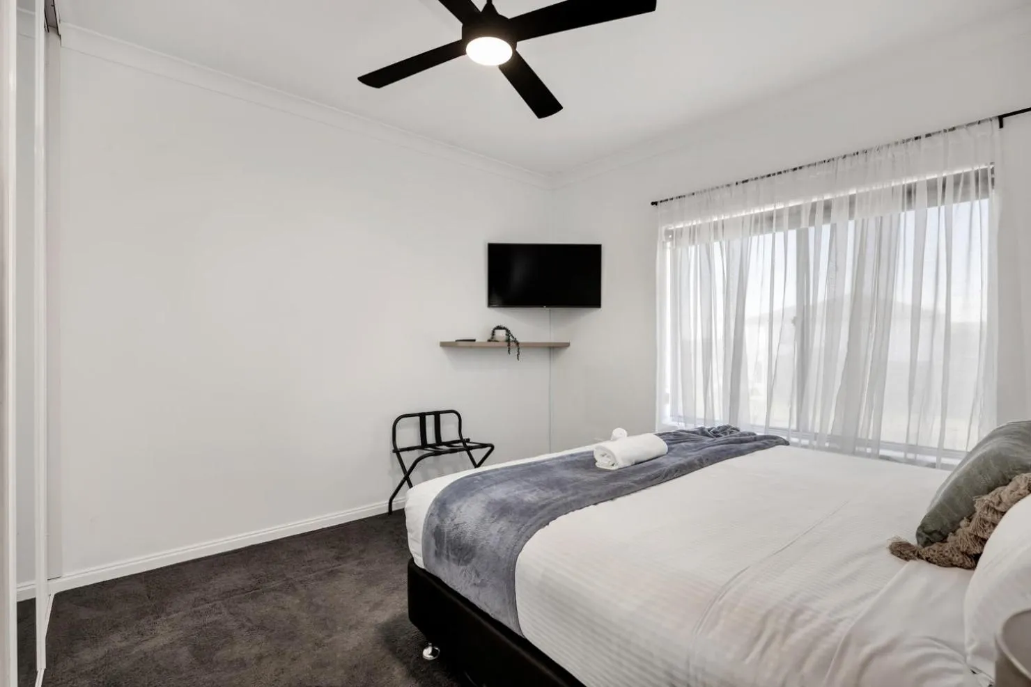 Bed in Coast Motel and Apartments