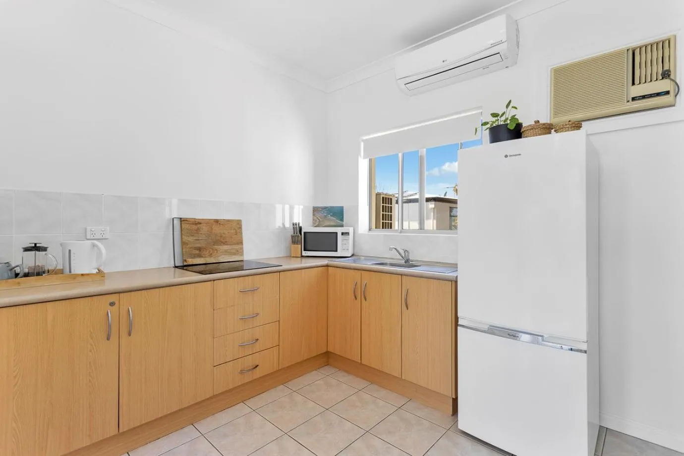 Kitchen or kitchenette in Coast Motel and Apartments