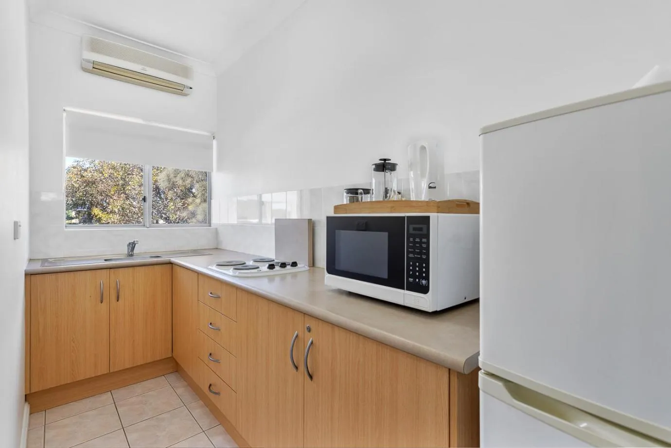 Kitchen or kitchenette in Coast Motel and Apartments