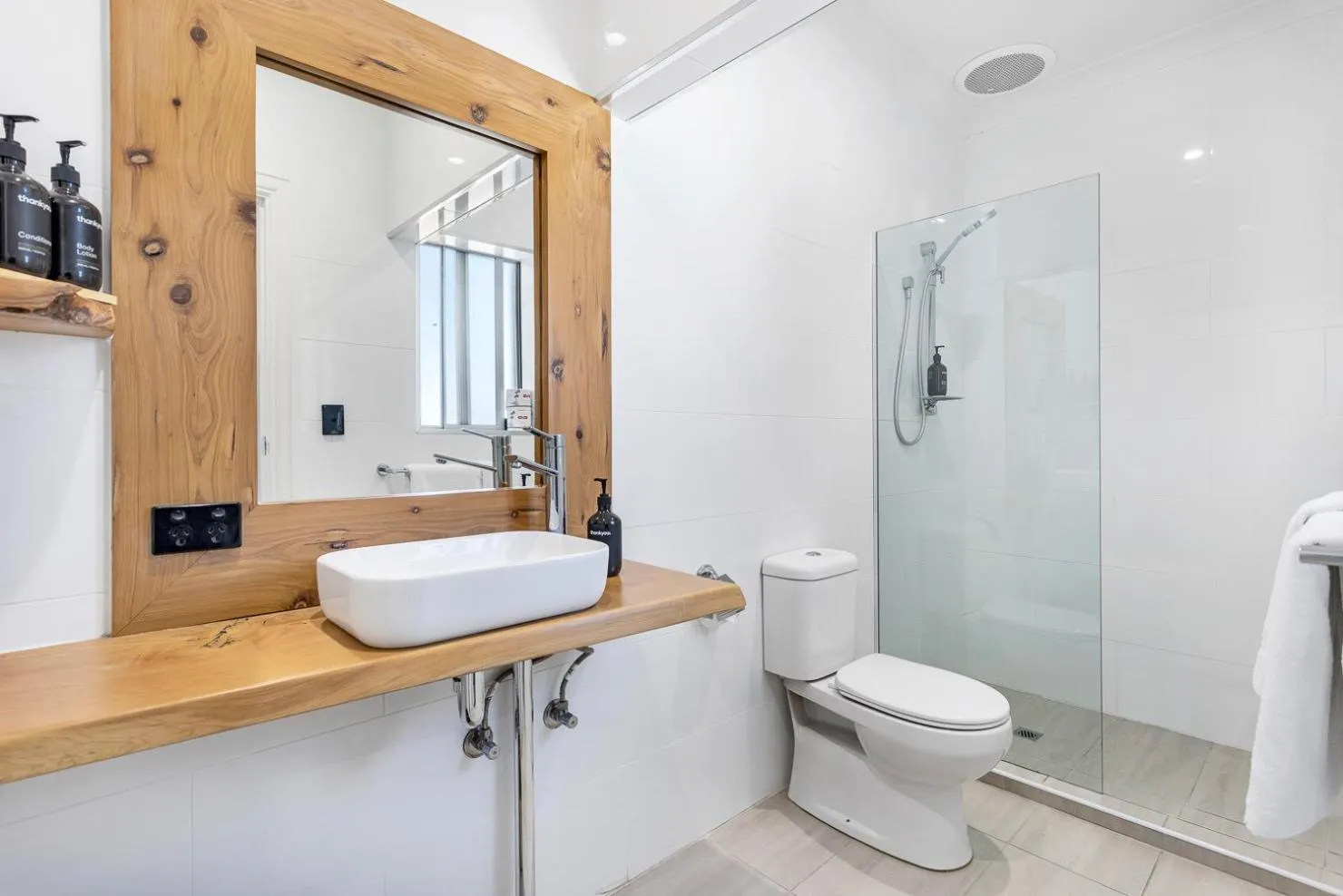 Bathroom in Coast Motel and Apartments