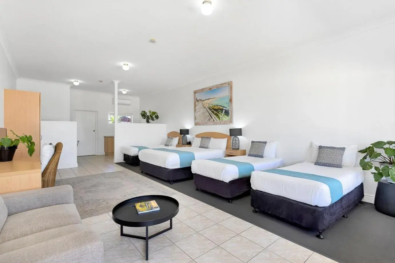 Large Family Suite - Ground Floor in Coast Motel and Apartments Large Family Suite - Ground Floor in Coast Motel and Apartments