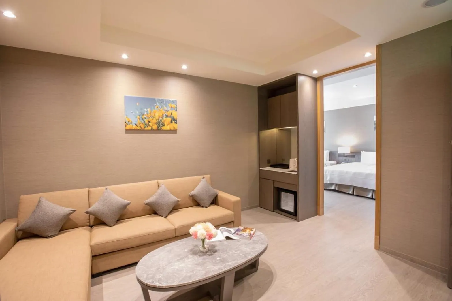 Living room, Bed in Jin Shi Hu Hotel