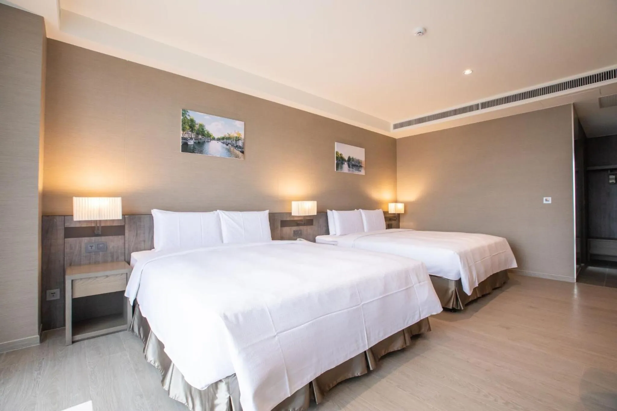 Bed in Jin Shi Hu Hotel