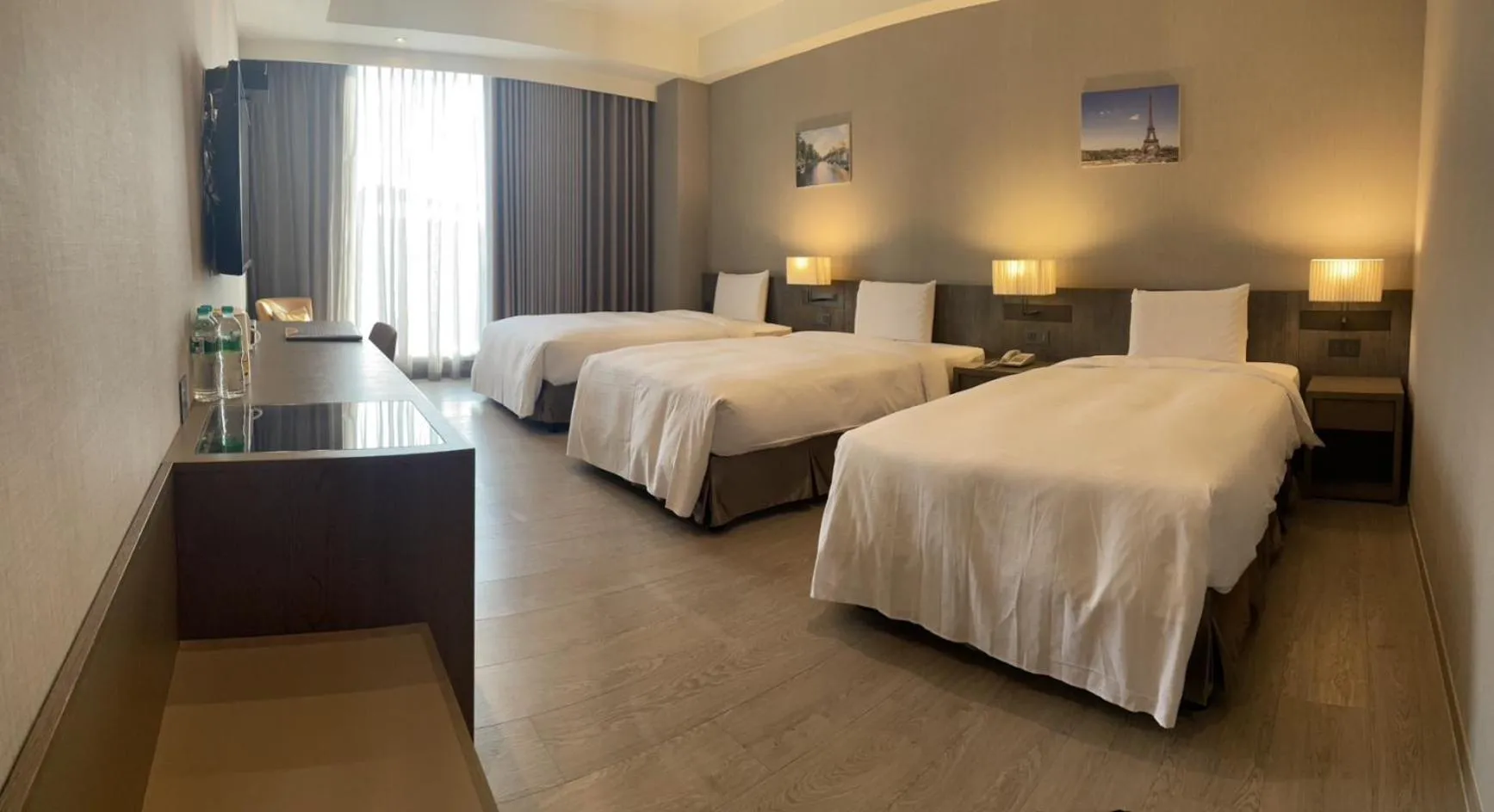 Bed in Jin Shi Hu Hotel